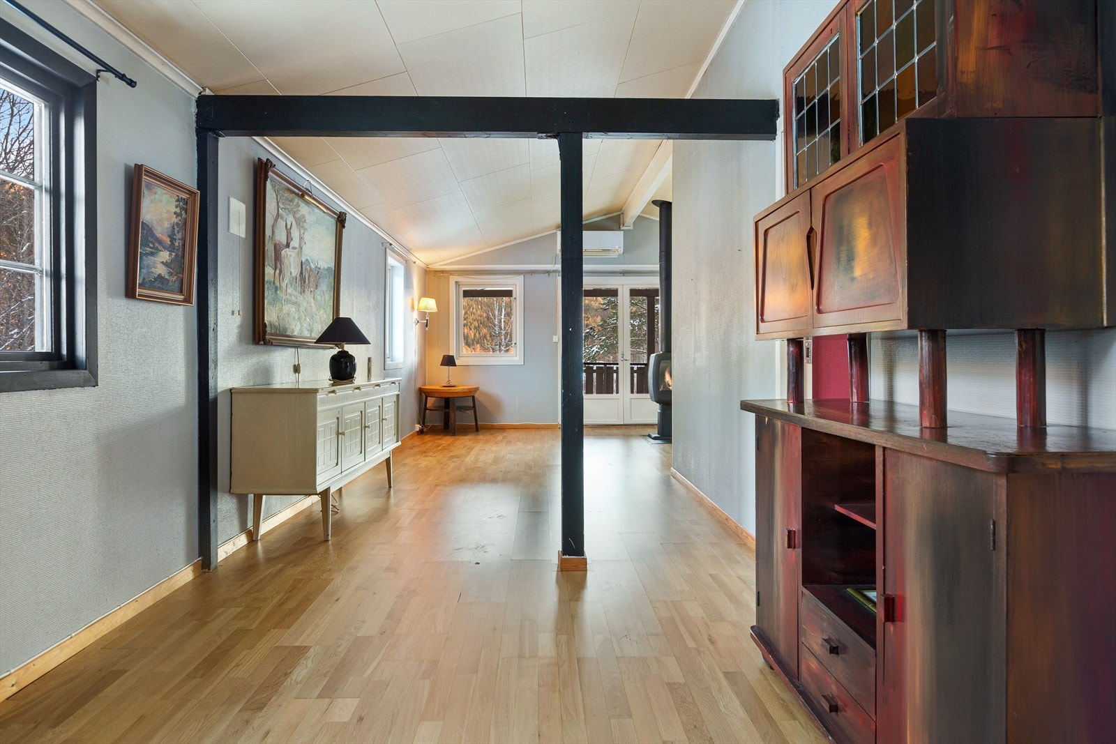 Den andre stua er ei vinkelstue med plass til både spisebord og koselig sofakrok. Galleribilde