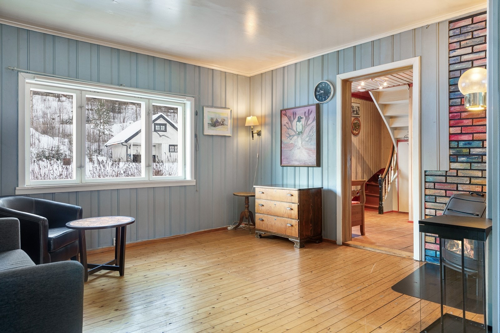 Fra det overbygde inngangspartiet kommer du inn i entré med trapp opp til andre etasje. Galleribilde