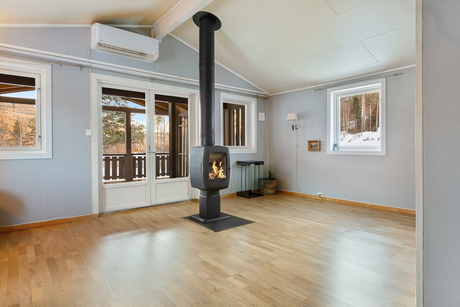 En peisovn med glassdør er en god varmekilde i rommet, og gir et fint innsyn til flammene. I tillegg har boligen luft til luft varmepumpe som sørger for jevn fordeling av ønsket temperatur. Galleribilde