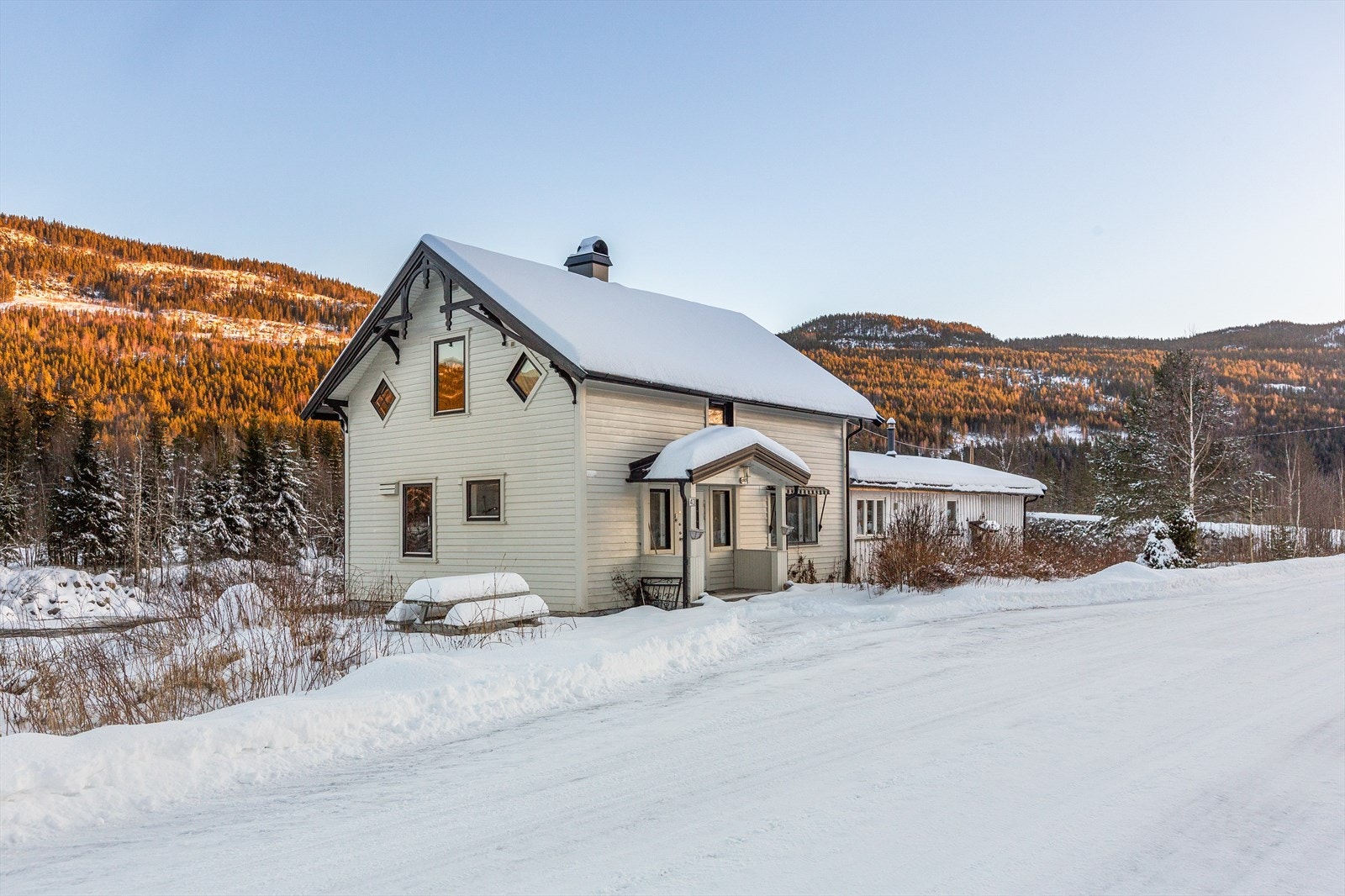 I nærområdet er det fint turterreng sommer som vinter. Her finner en stølsveier og stier for fot- og sykkelturer, og oppkjørte skiløyper til topper med vid utsikt. Galleribilde