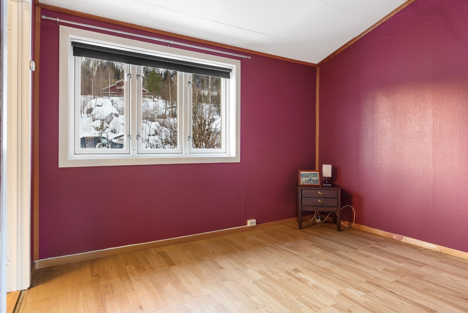 Hovedetasjen har ett stort soverom med tilgang til praktisk walk-in garderobe. Galleribilde