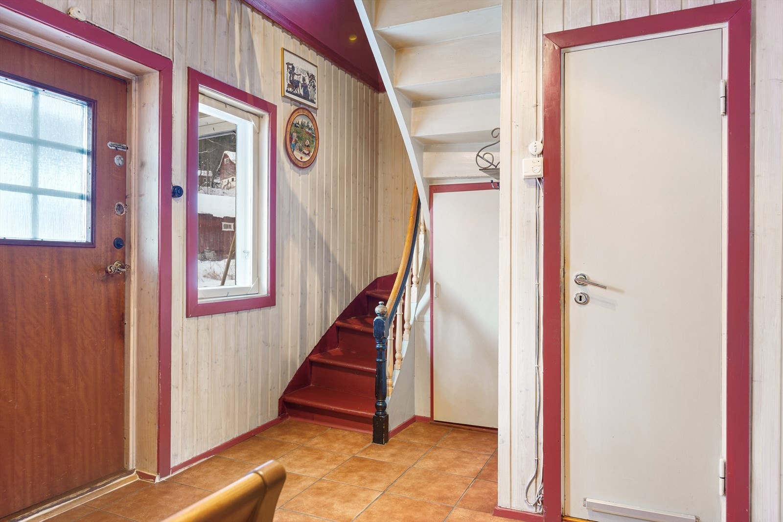 Fra entrén tar den gamle tretrappen deg opp i andre etasje. Galleribilde
