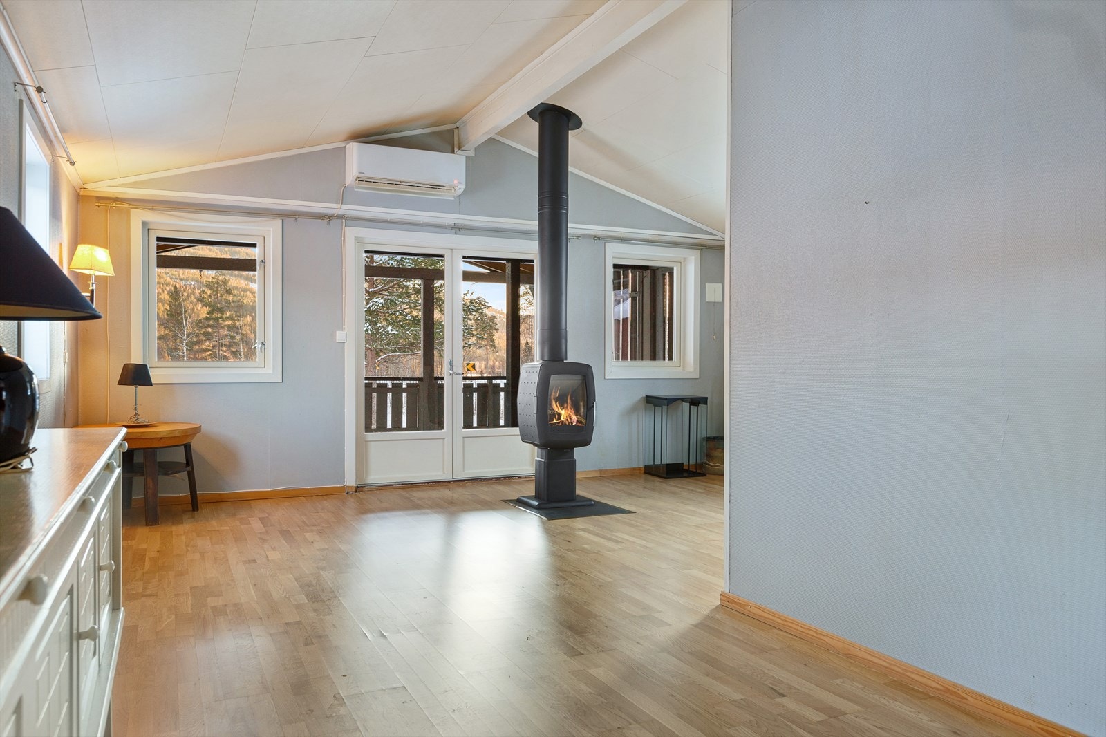 Stuedelen har mange vinduer som både slipper mye lys inn og som gir deg godt utsyn til naturen utenfor. Galleribilde