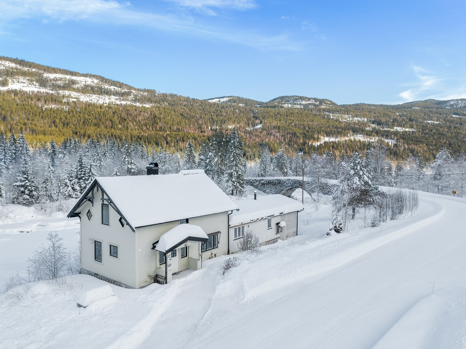 Denne eldre eiendommen ligger usjenert til nær Etna elv og Lundebrua, ca. 4,8 km fra Bruflat sentrum. Galleribilde