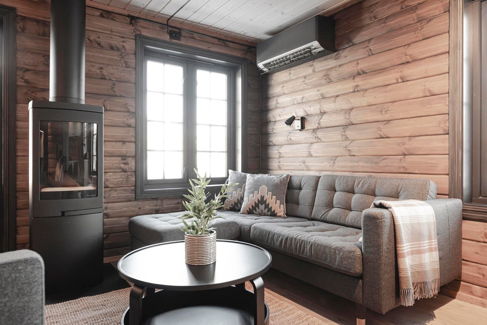 Koselig peis medfølger i leveransen. Foto fra en oppsatt hytte Galleribilde