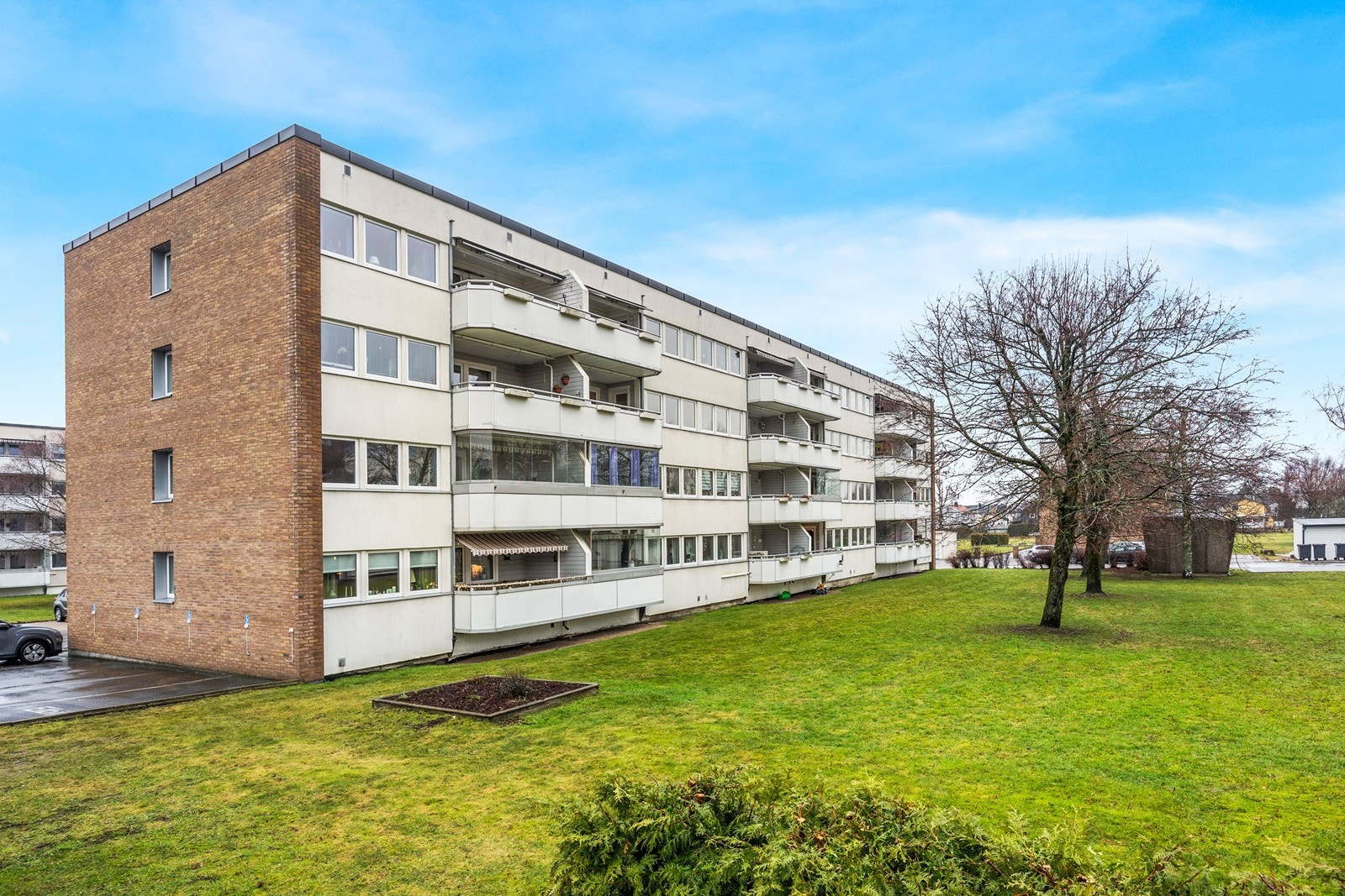 Østgårdveien 4A ligger i etablert boligfelt på Lisleby med gangavstand til Nøkleby skole, barnehage og matbutikk. Nærhet til Fredrikstadmarka med fine turstier og ca 4 km til sentrum Galleribilde