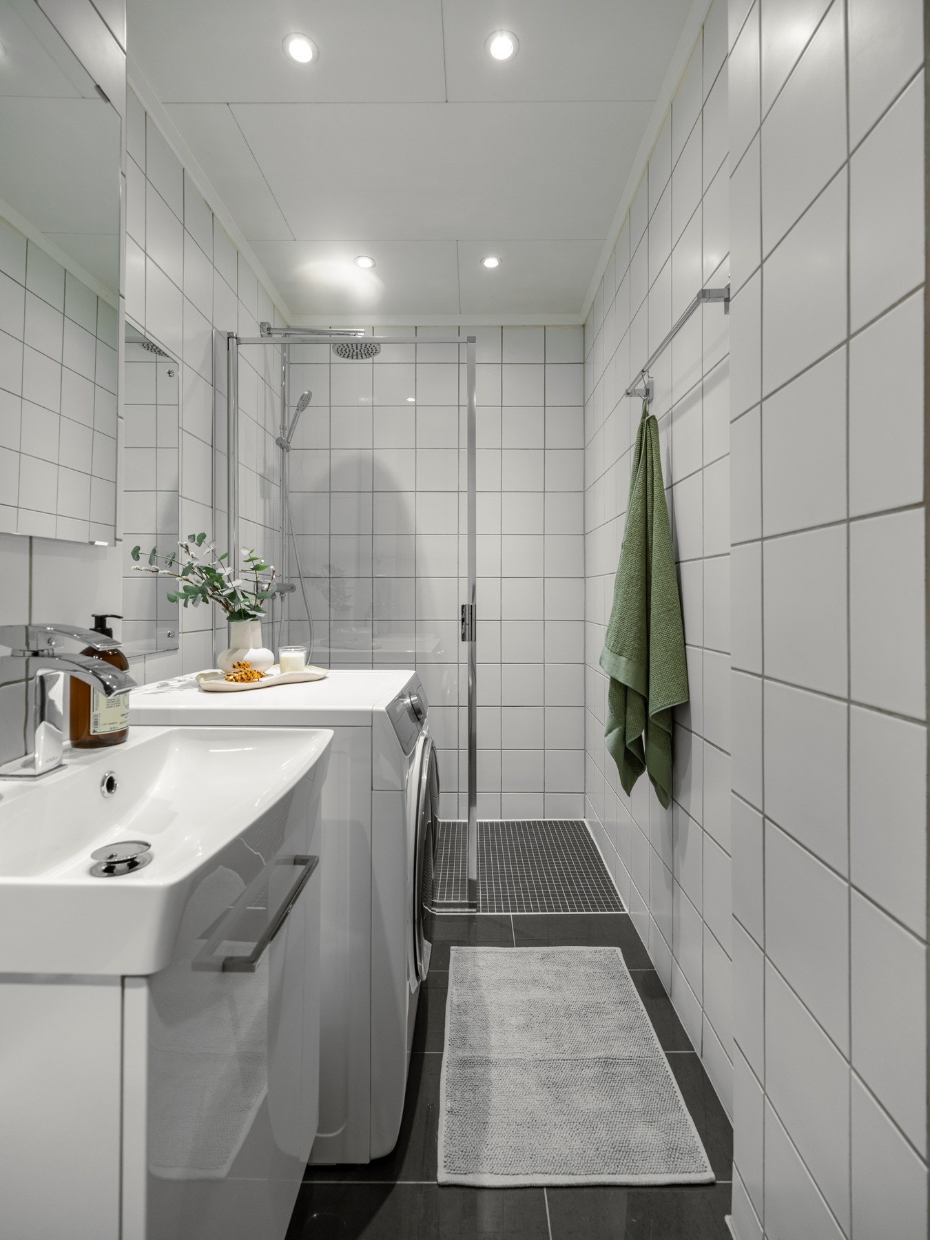 Badet er innredet med dusjhjørne, servant med skapinnredning og vegghengt toalett. Galleribilde