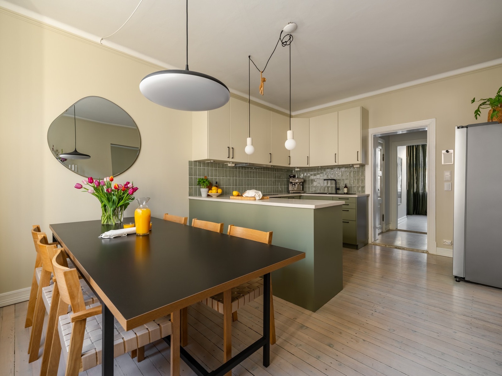 Kjøkkenet ligger praktisk tilknyttet spiseplassen. Galleribilde