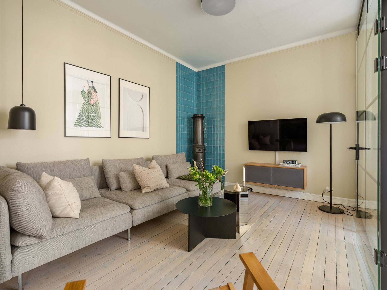 Her er det bra med plass til sofagruppe og salongbord. Takhøyden i stuen og på kjøkkenet er målt til 2,81 meter. Galleribilde