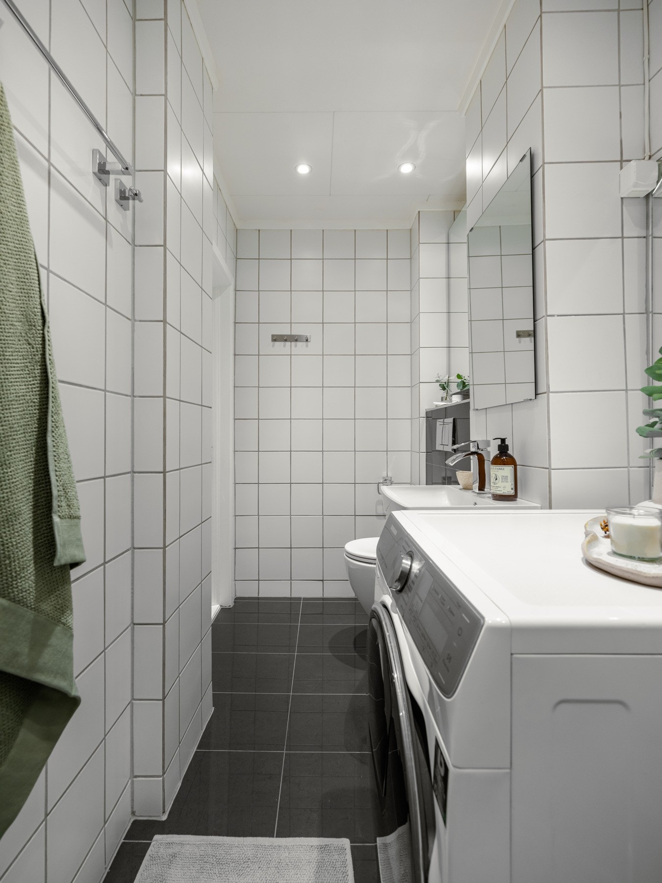 Her er det bra med plass til vaskemaskin. Det er også varme i gulvet og downlights i himling. Galleribilde