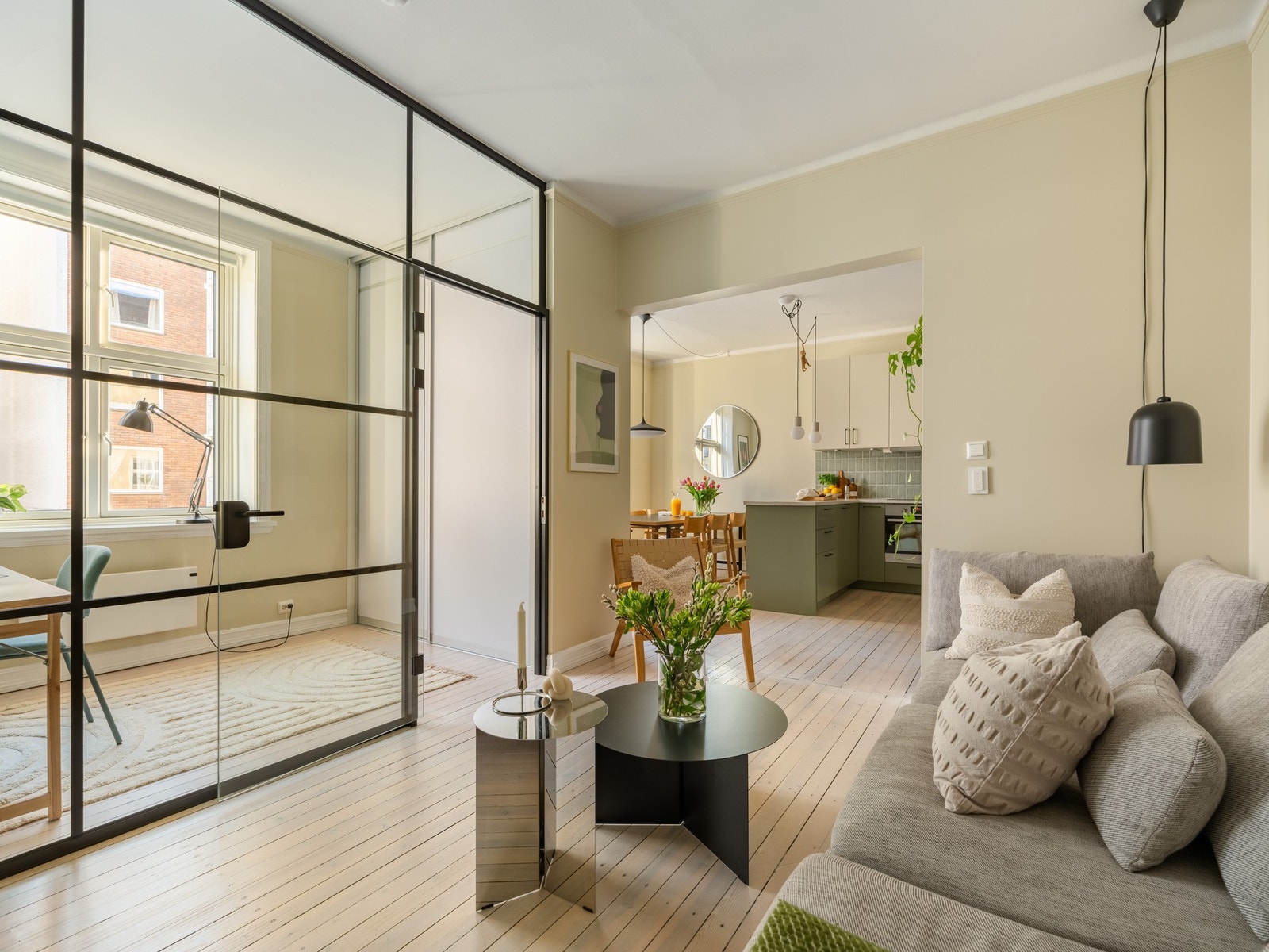 Samtlige veggflater i leiligheten ble malt i 2021 etter en tidløs og moderne fargepalett. Galleribilde