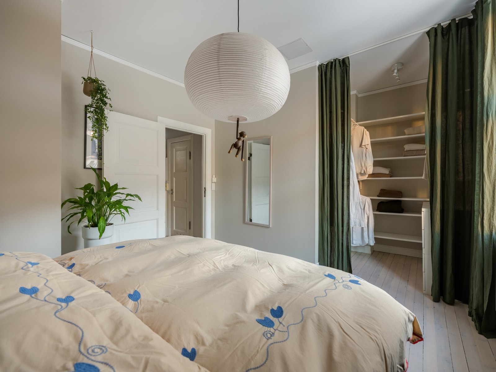 Det er bra med plass til dobbeltseng, nattbord og garderobe. Galleribilde