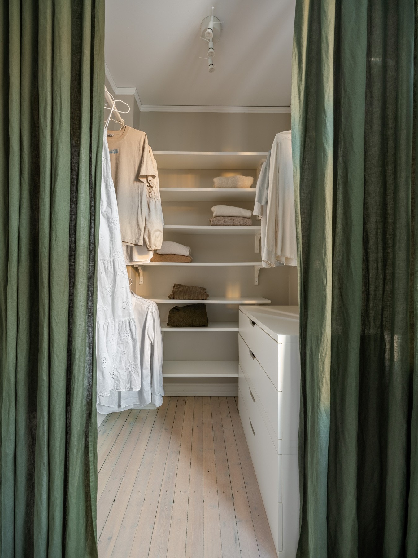 Garderobeplassen i rommet er i form av en walk-in-garderobe. Galleribilde