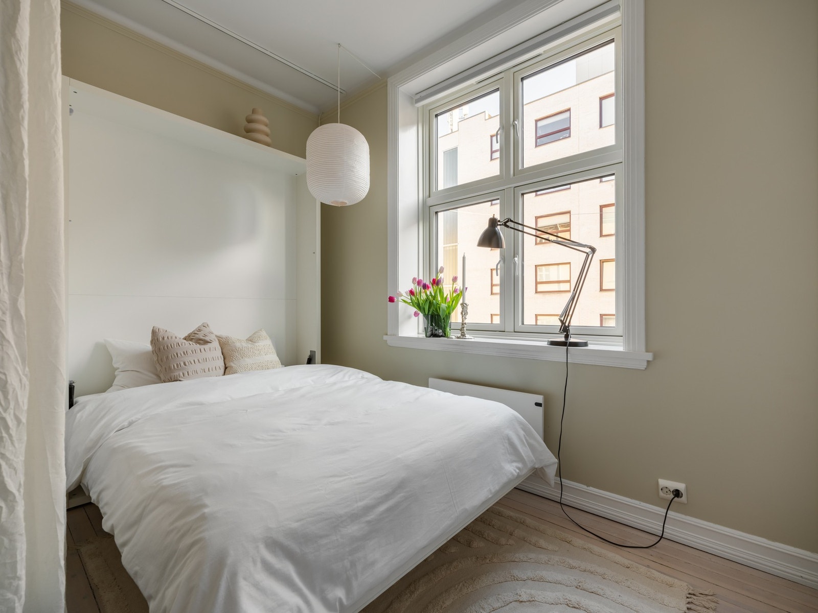 Dette har blitt brukt som kombinert hjemmekontor og gjesterom. Skapsengen i rommet følger også med salget. Hvor kult er ikke det? Galleribilde