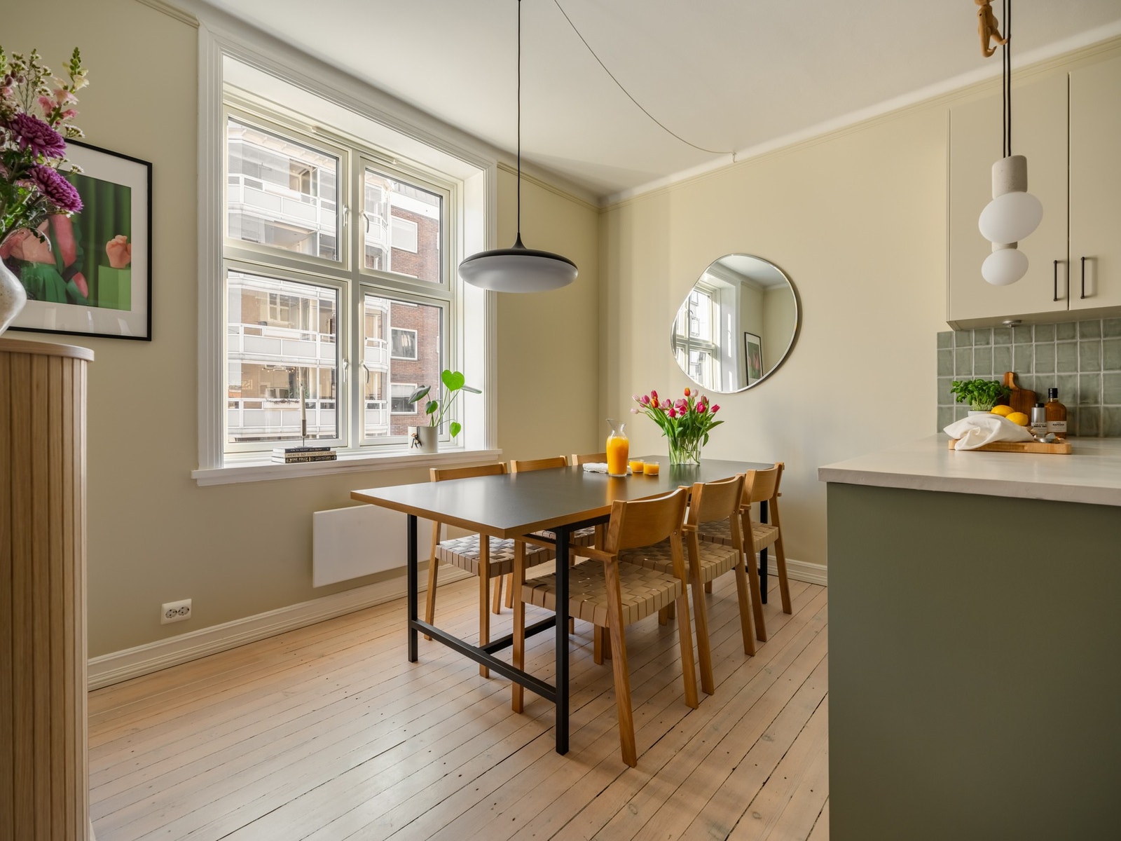 Leilighetens planløsning er i dag optimalisert for de som liker å invitere venner og familie på besøk. Galleribilde