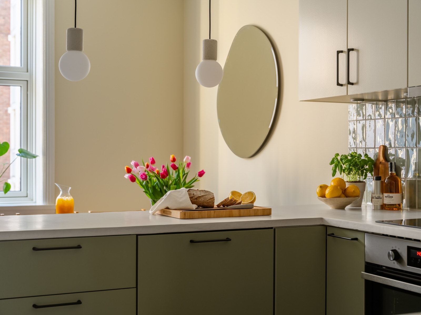 Benkeplater er belagt med mikrosement. Kjøkkenøyen fungerer som et fint skille mellom kokken og de besøkende gjestene. Galleribilde