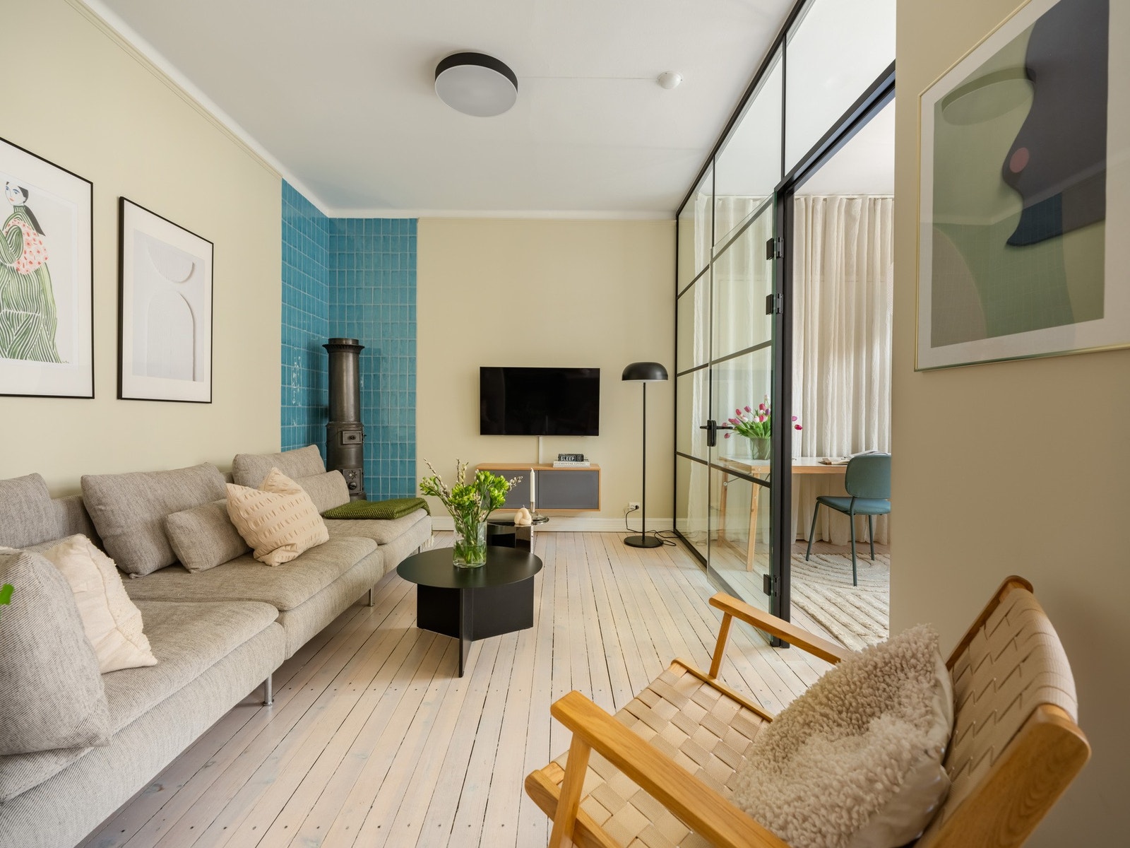 La oss se nærmere på salongdelen av stuen. Galleribilde