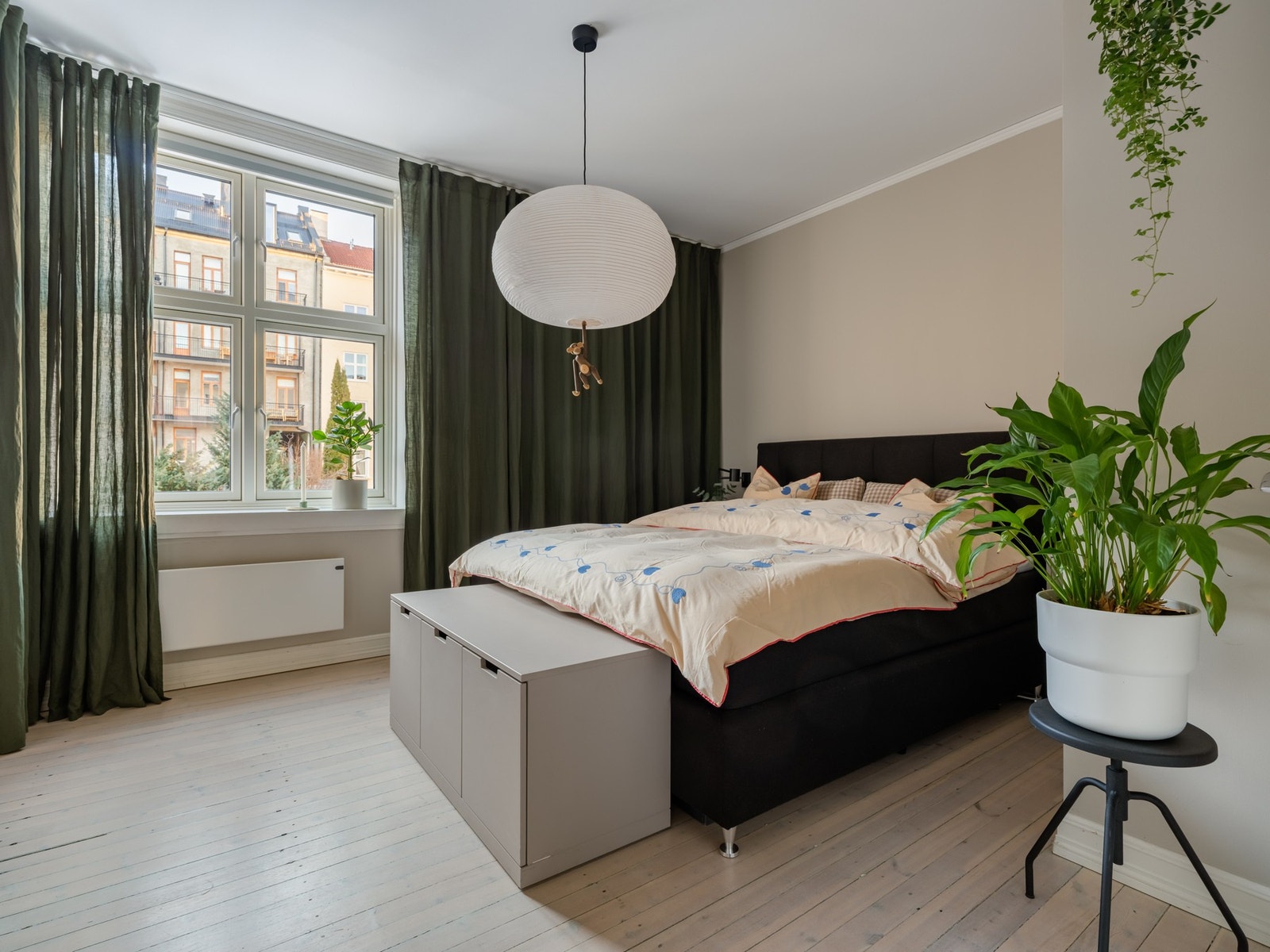 Hovedsoverommet ligger på motsatt side, vendt mot det fantastiske bakgårdsrommet. Galleribilde