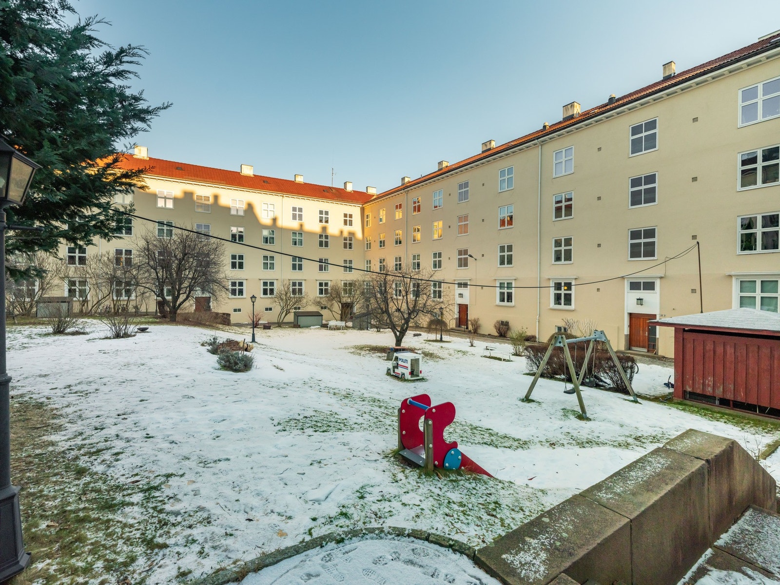 Bakgården er lukket kun for borettslaget, slik at barna kan løpe rundt fritt. Slik ser det ut på vinteren. Galleribilde