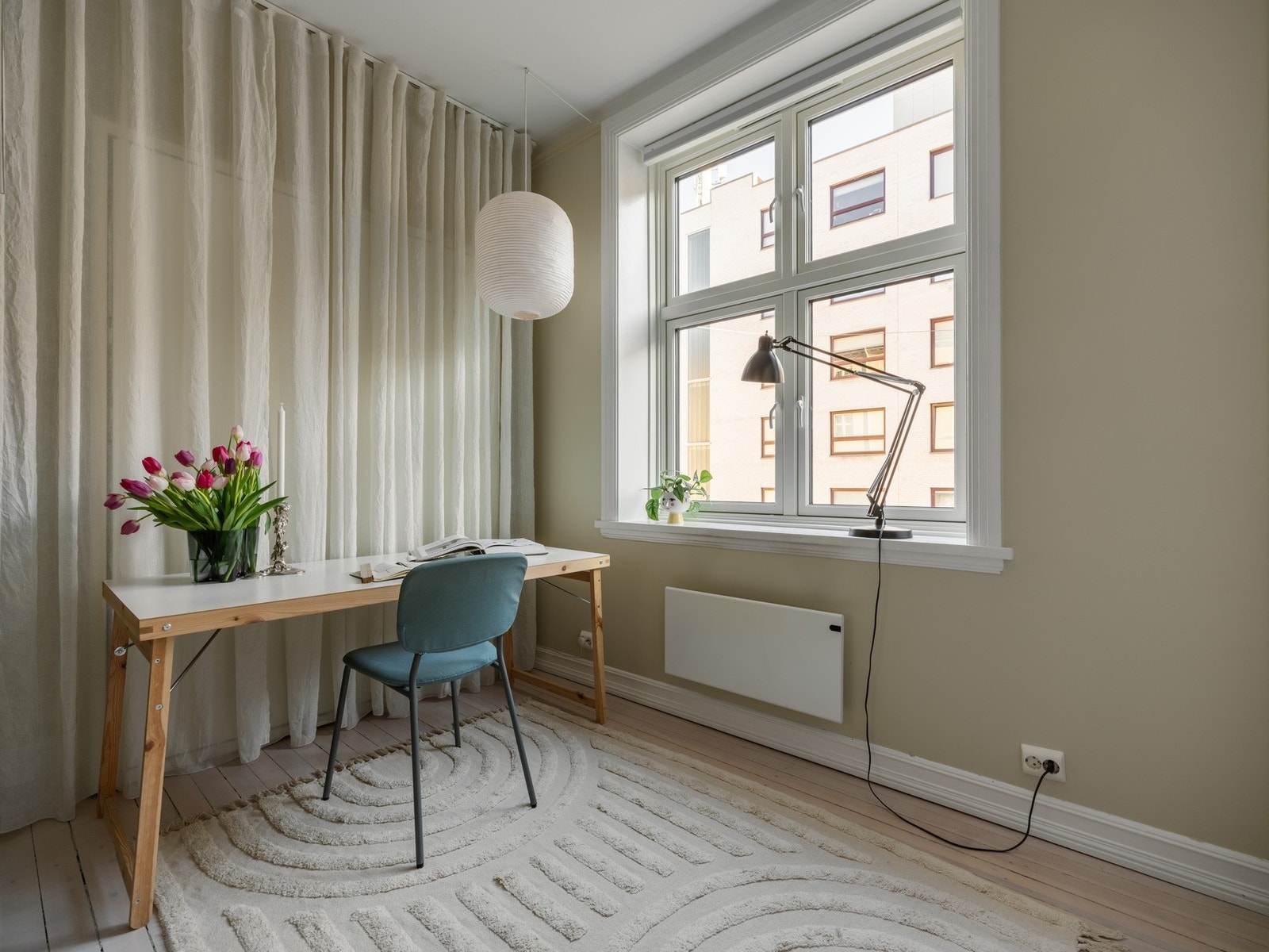 Fra stuen finner vi det minste av de to soverommene. Galleribilde