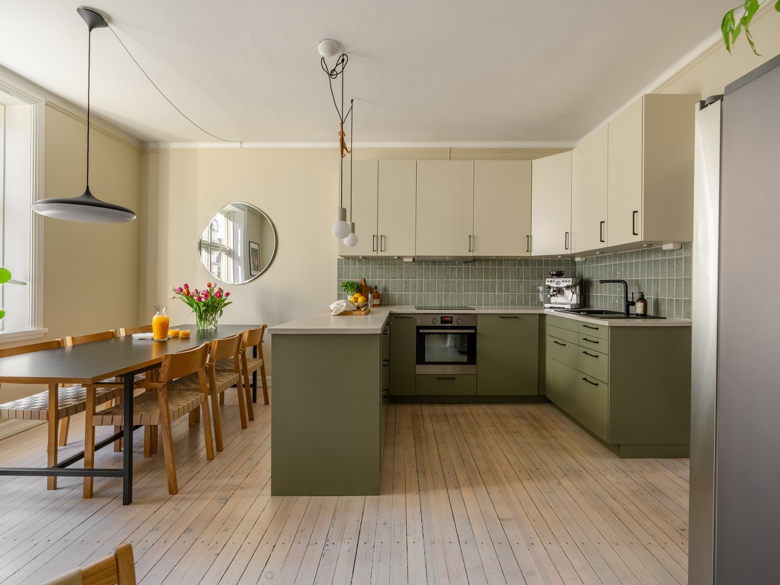 Kjøkkenet er både innholdsrikt og stilrent, med mengder av skap- og benkeplass. Galleribilde