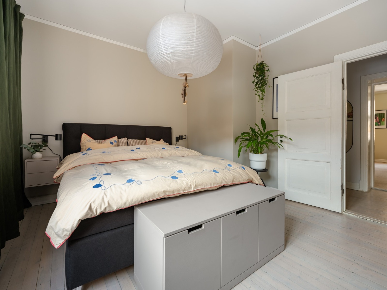 Hvis ikke er det også plass til kommode ved sengekanten. Galleribilde