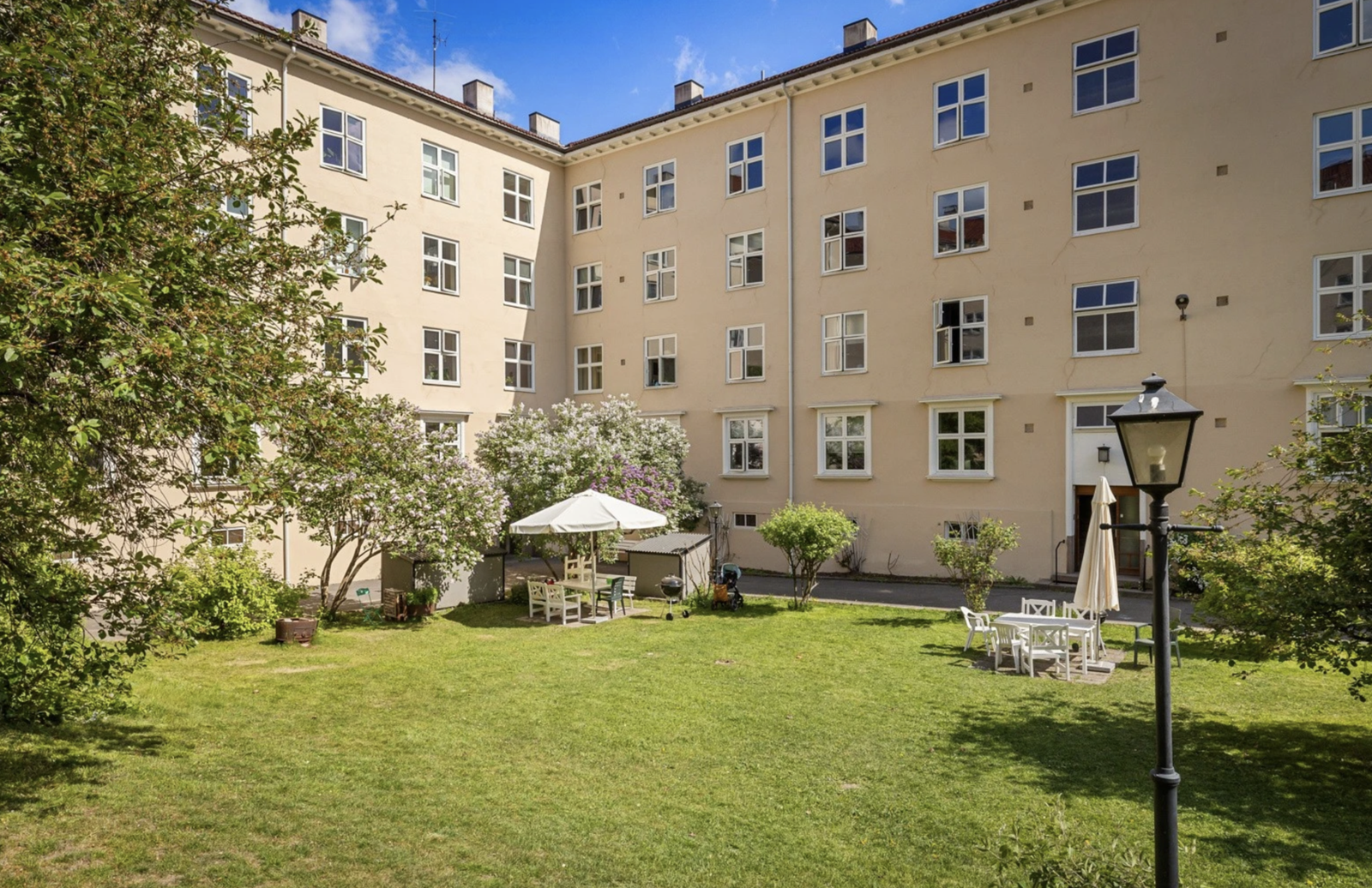 Gårdsrommet er svært velholdt. Her har du også gode solforhold. Galleribilde