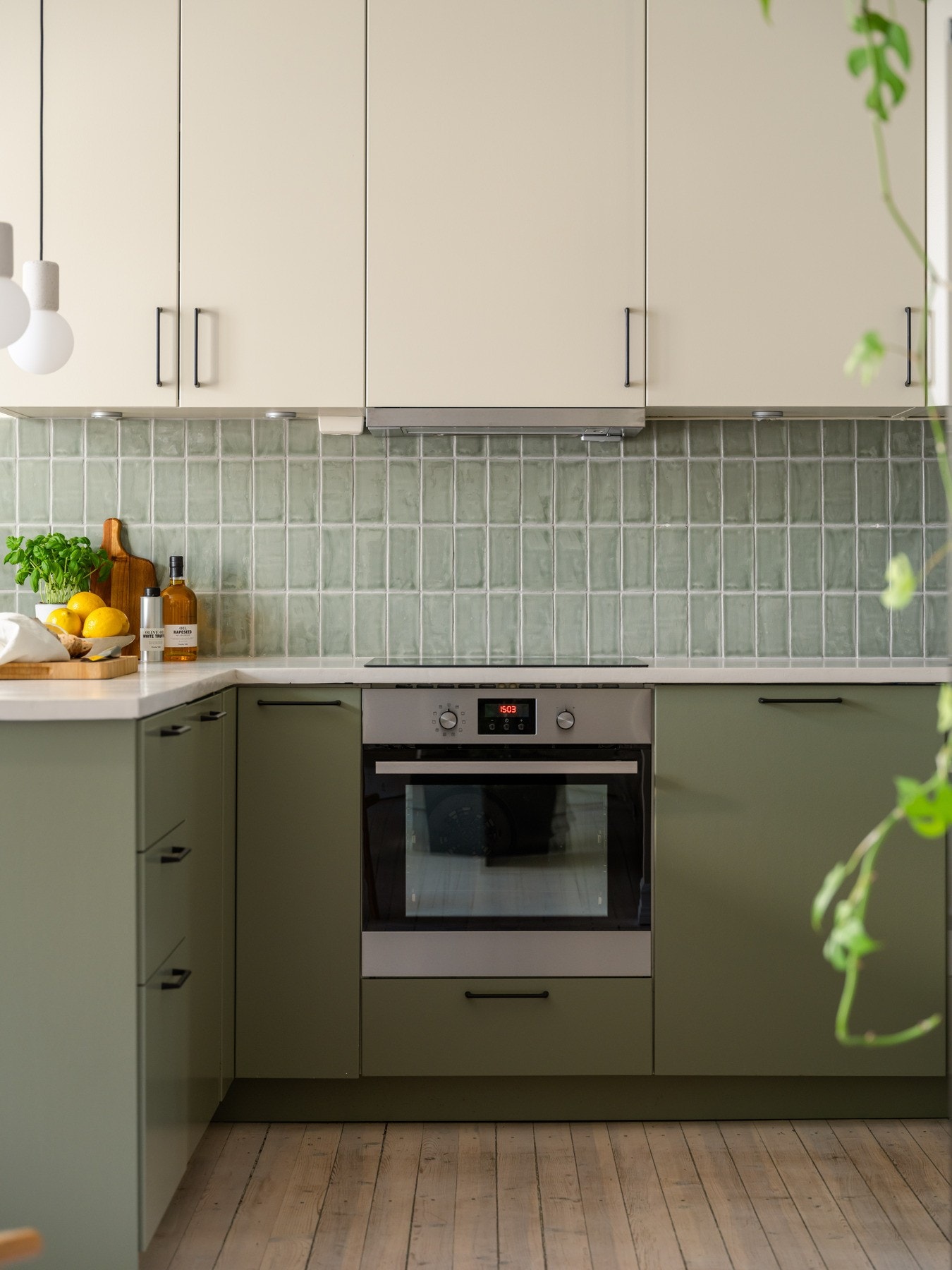 Kjøkkenet ble vesentlig pusset opp i 2023, hvor alle overflater ble pusset ned og malt. Induksjonstoppen er fra 2021. Galleribilde