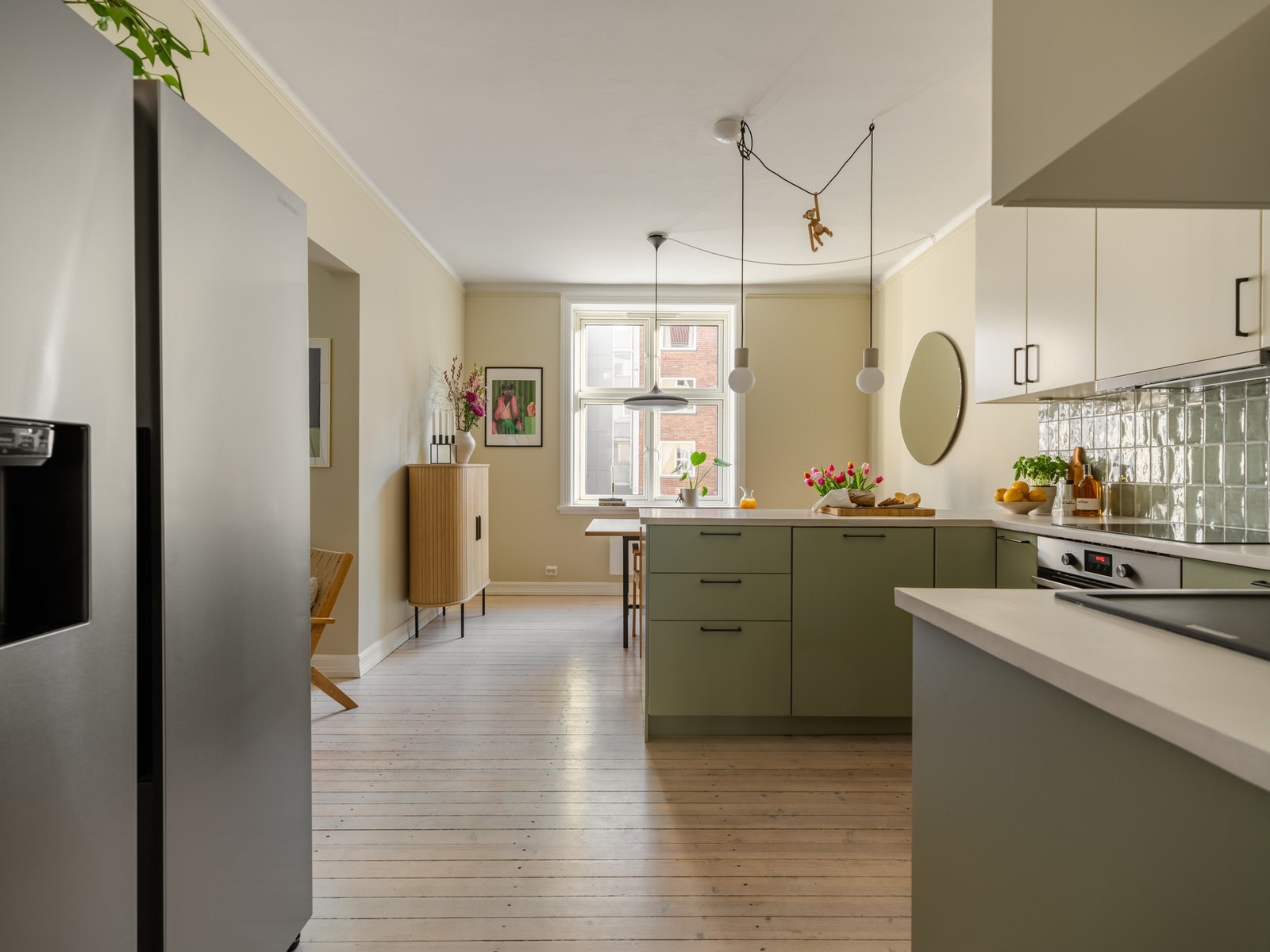 I 2023 fikk kjøkkenet nytt blandebatteri og kum, samt waterguard. Som du ser, er det også rikelig med plass til større kjøleskap her inne. Galleribilde