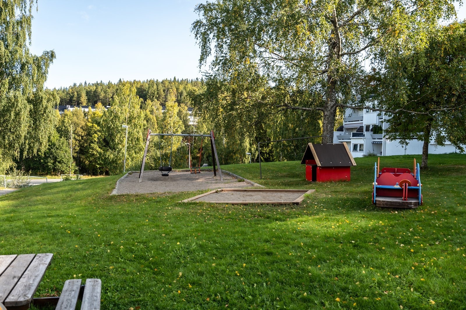 På fellestomten er det felles sittegrupper, koselig lekeplass, plenområder, trær, prydbusker og diverse beplantning. Galleribilde