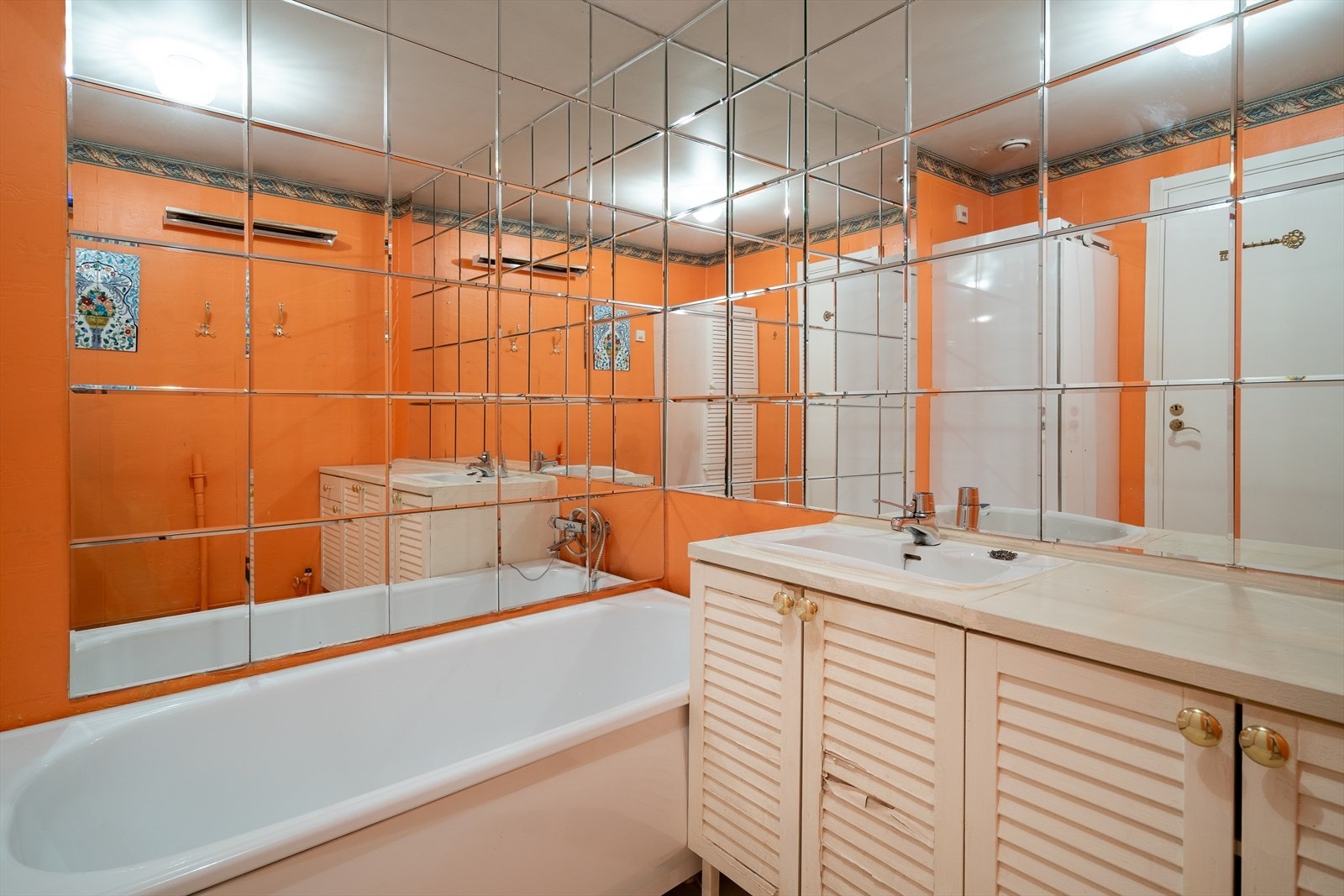 Rommet har også badekar med dusjmuligheter. Innredningen består av en bred benkeplate med servant og underskap . Galleribilde