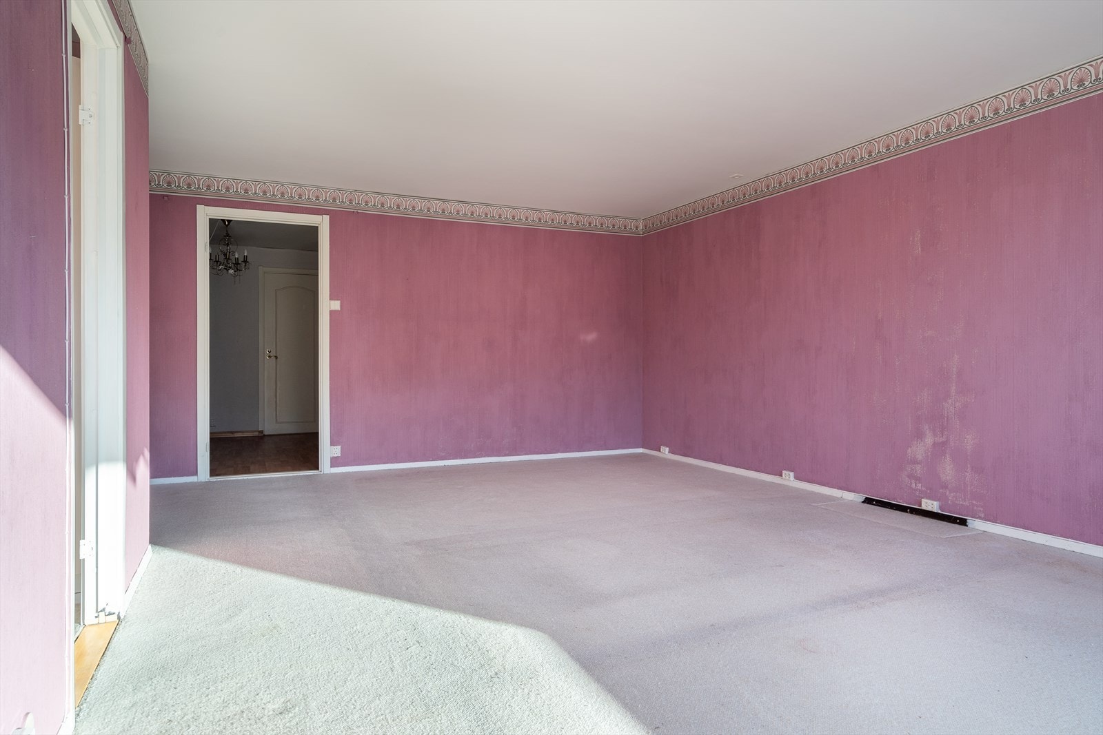 Store vinduer slipper inn godt med lys og ivaretar en flott utsikt, og det er også utgang til terrasse. Galleribilde