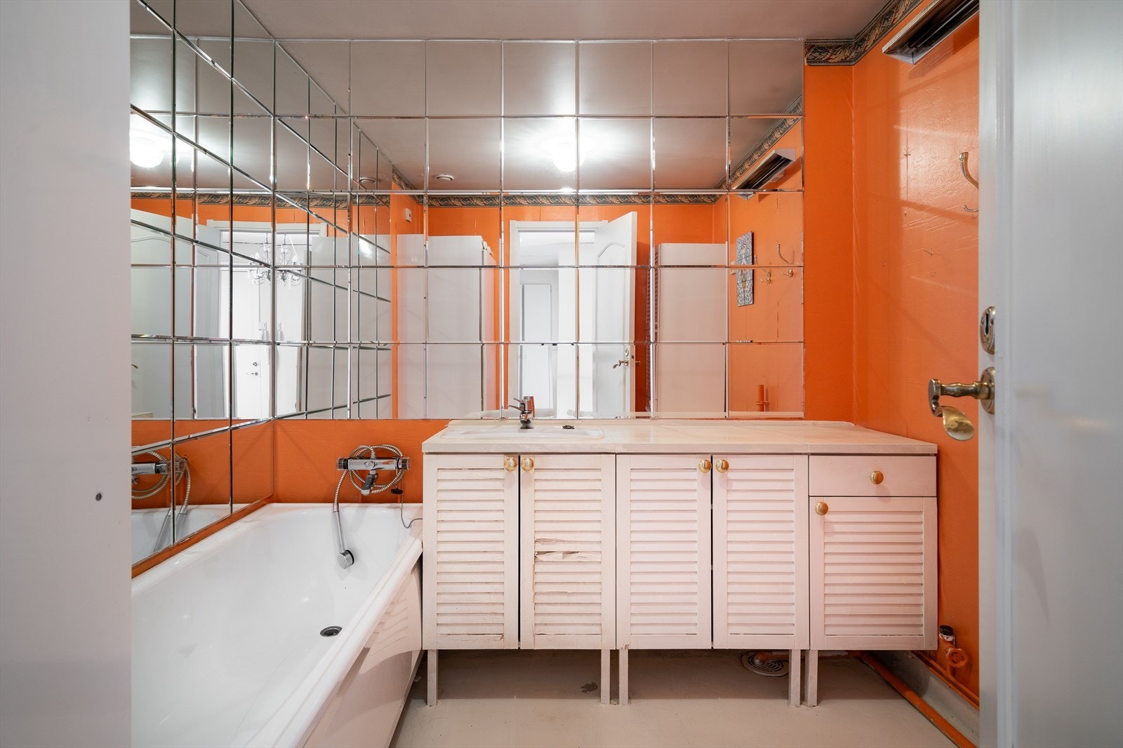 Badet fremstår med behov for oppgradering og har belegg på gulvet, malte vegger og opplegg for vaskemaskin. Galleribilde