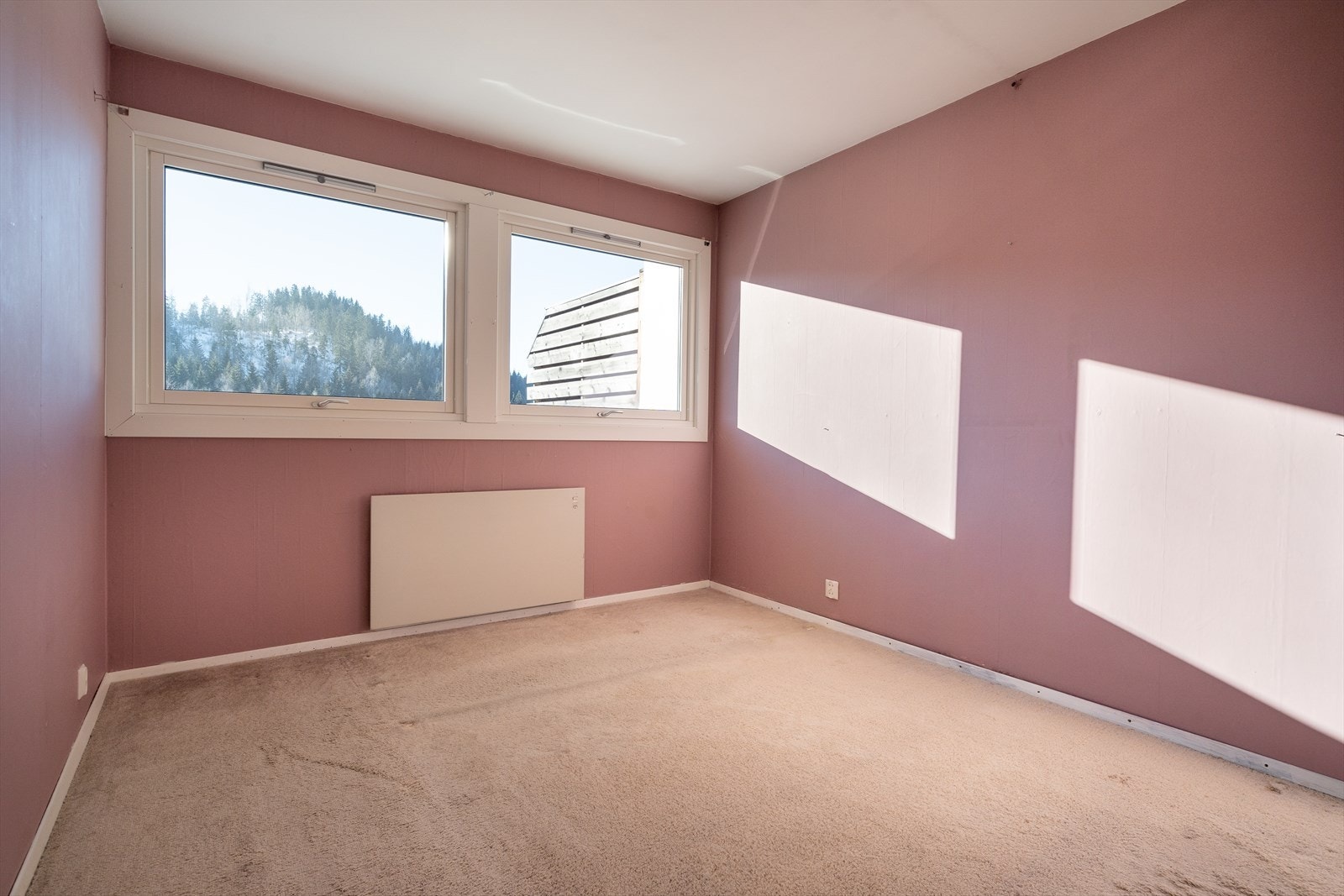 Begge rommene har teppegulv, malte vegger og god plass til seng, kommode, skap og lignende. Galleribilde