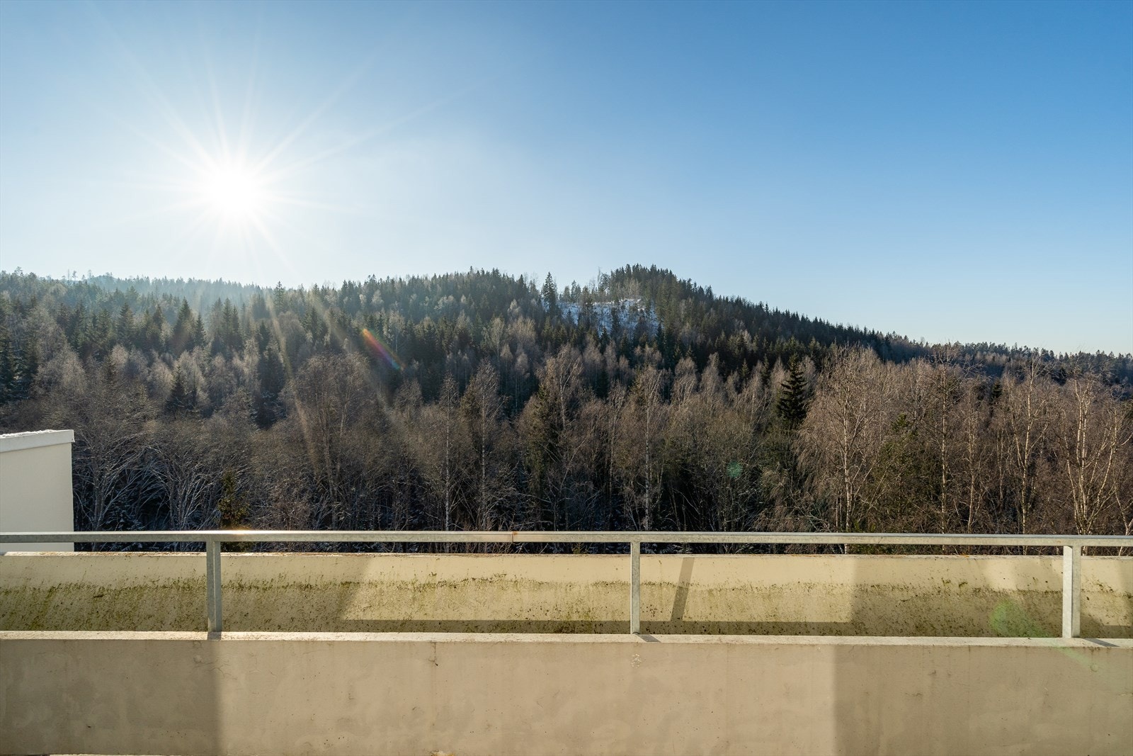 Terrassen er delvis overbygd, og rekkverket har blomsterkasse i betong. Galleribilde