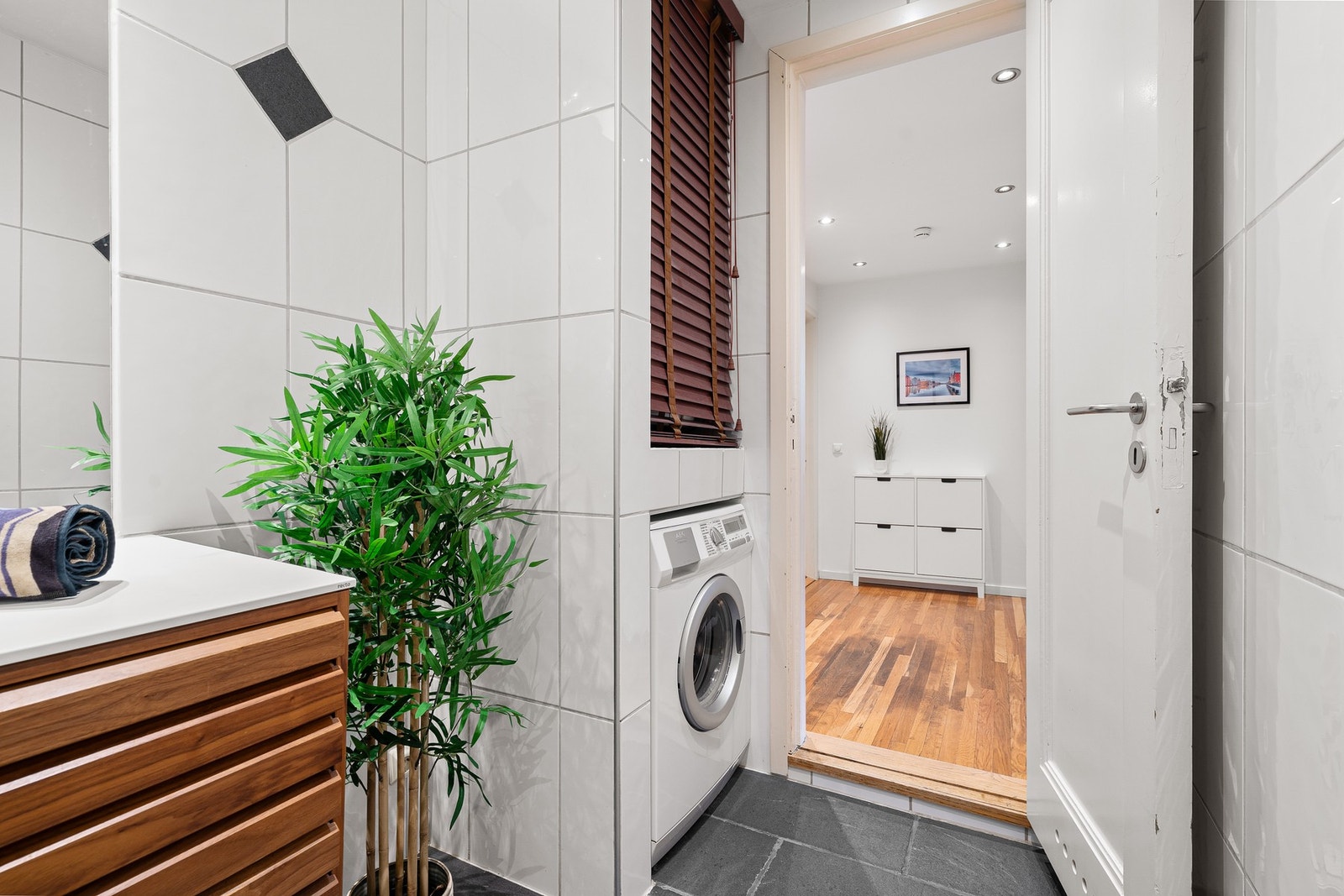 Egen plassbygd baderomsnisje, perfekt for å plassere vaskemaskinen. Galleribilde