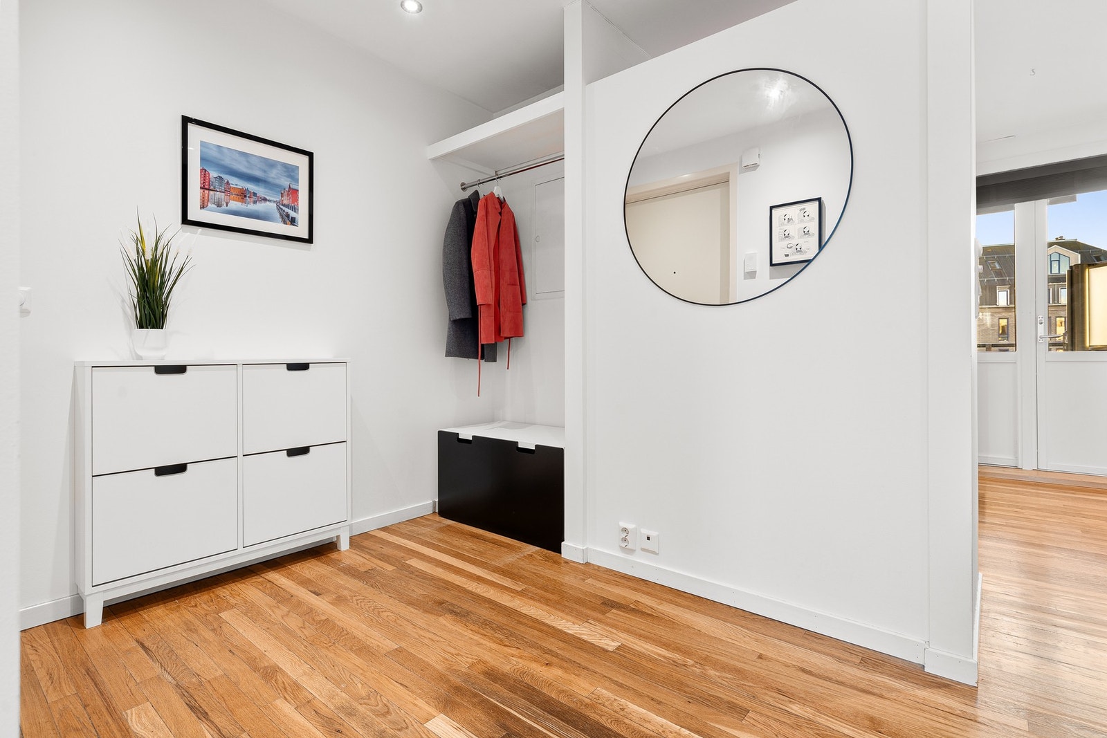 Entré på 7 kvm med god plass for sko og yttertøy. Det elektriske anlegget i leiligheten er fra 2004/2005, og det ble samtidig byttet til automatsikringer i sikringsskapet. Galleribilde