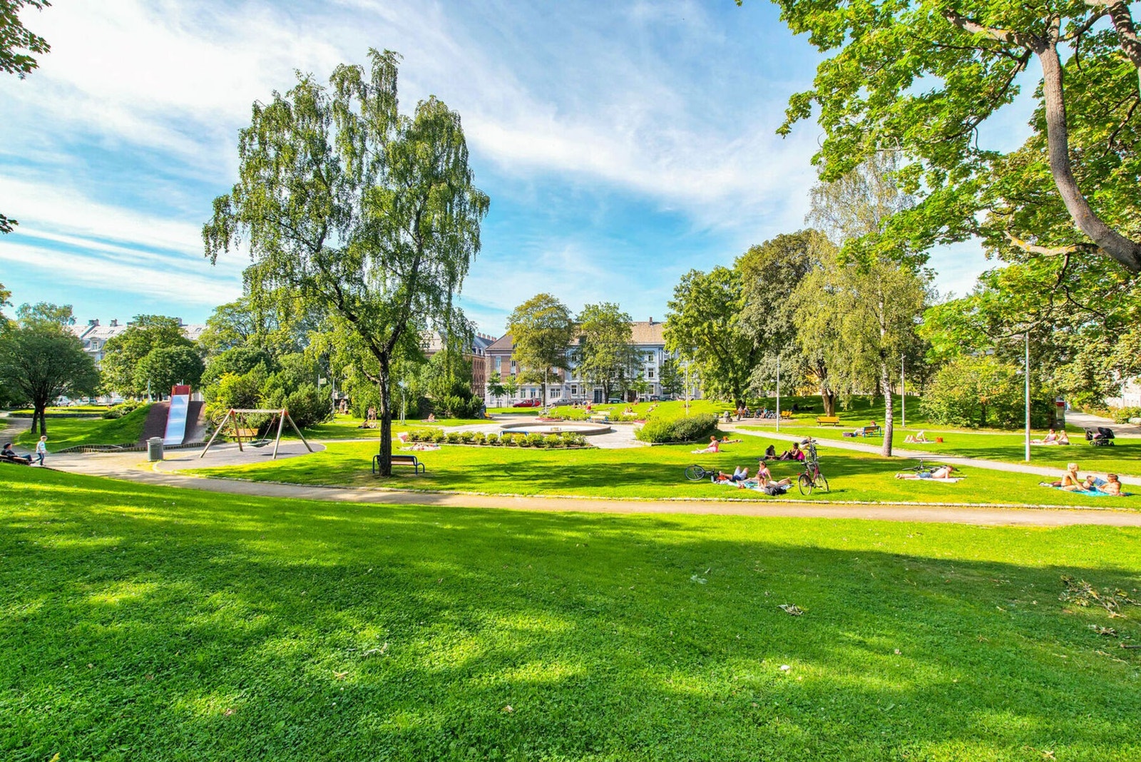 Lademoparken, et av områdets flotteste uterom for piknik, soling og rekreasjon, ligger 150 m fra ytterdøren. Galleribilde