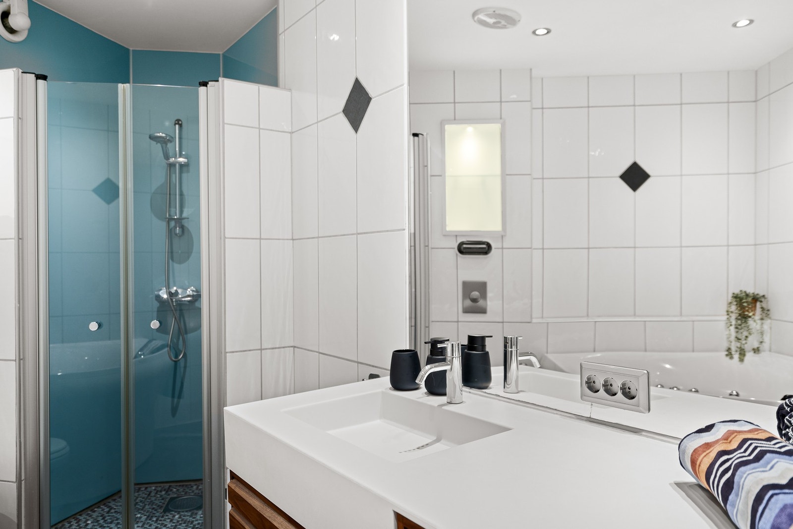 Helstøpt benkeplate og vask fra Rector fra 2014. Dusjnisje fra 2016 med bl.a ny membran, baderomsplater og mosaikkflis i gulvet. Galleribilde