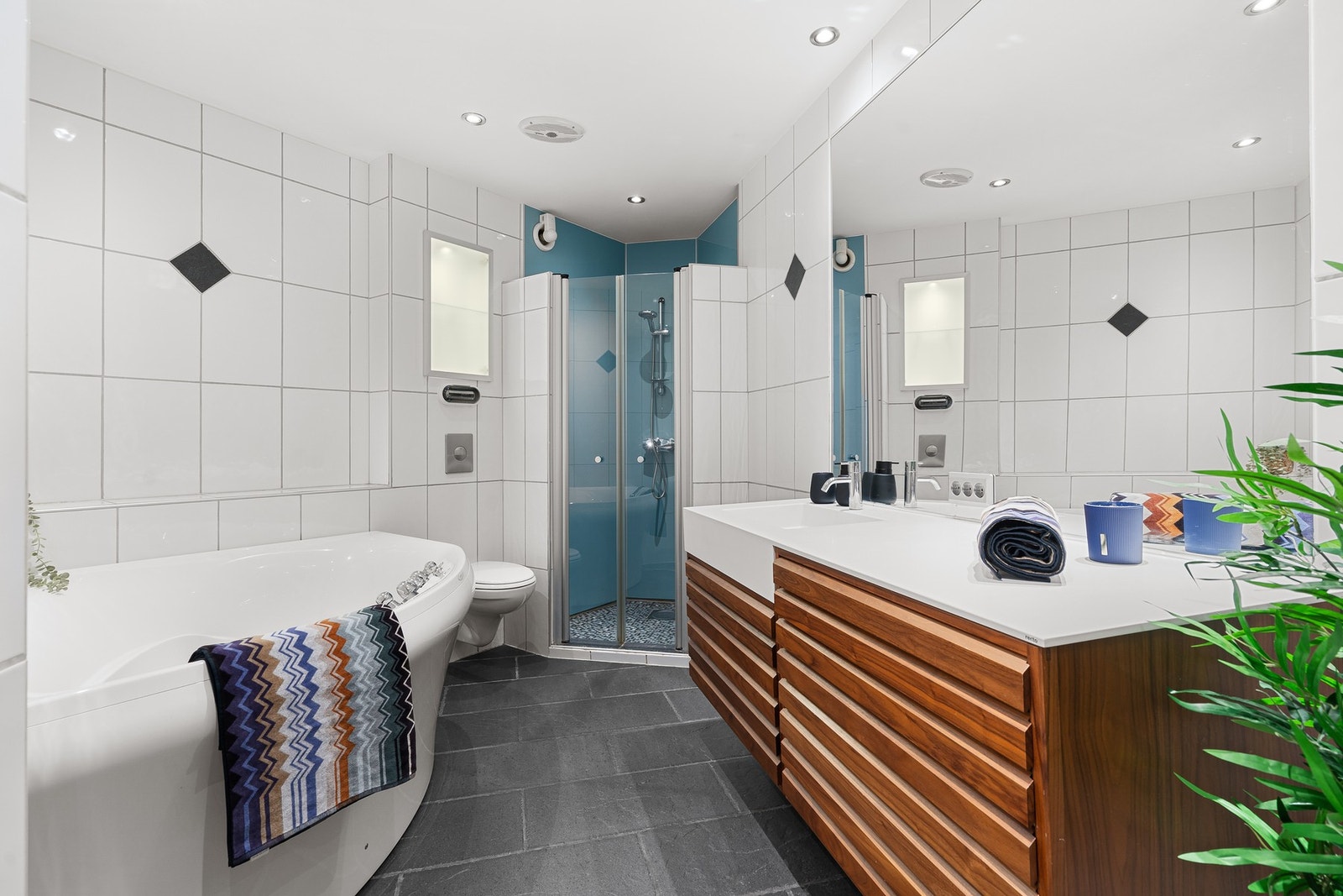 Påkostet og flislagt (granittflis) bad med varmekabler oppgradert mellom 2005-2016. Baderomsinnredning i heltre valnøtt fra Uno Form fra 2014. Galleribilde