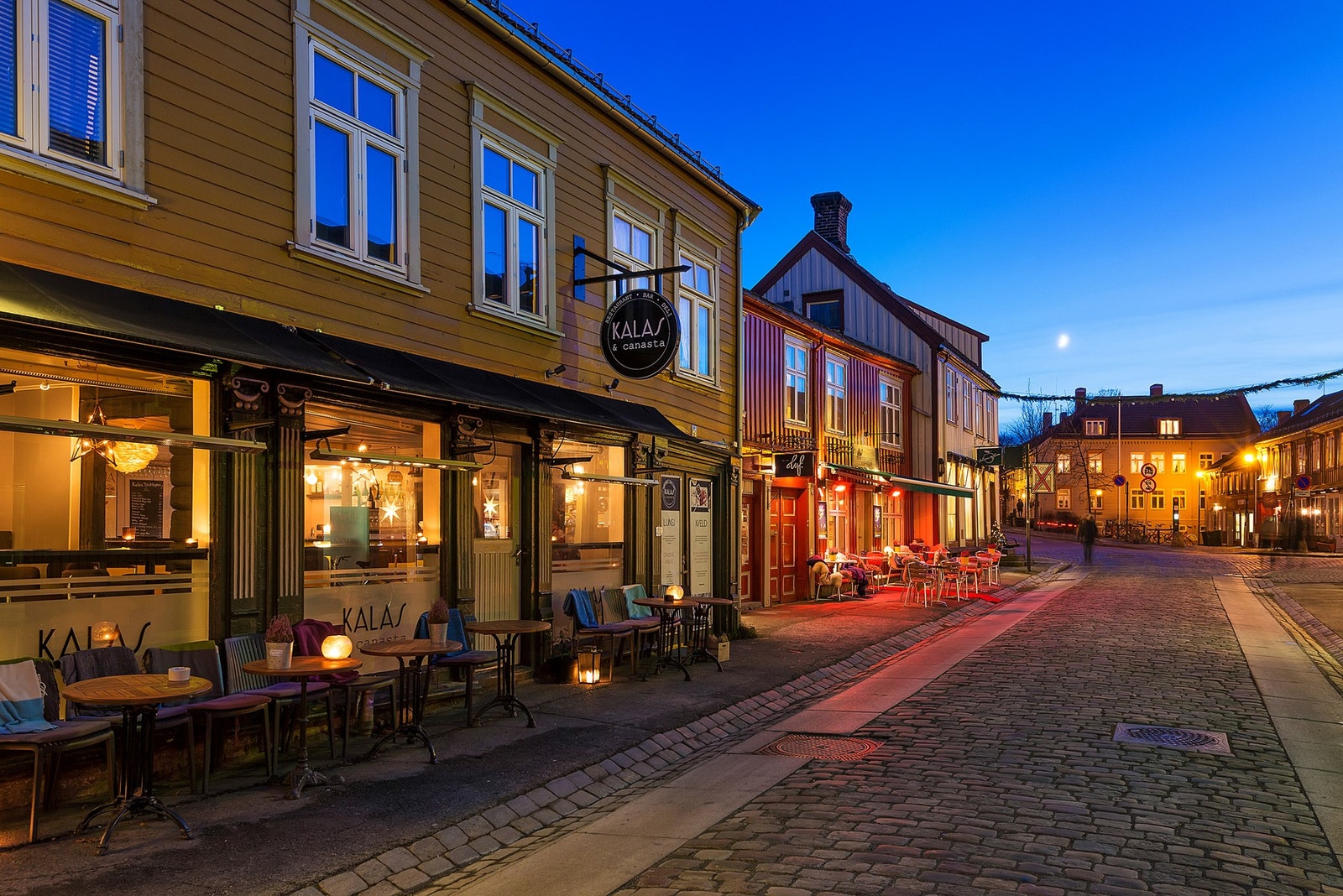 Bakklandet med mange forskjellige restauranter og kafeer ligger ca. 10 min gange fra leiligheten. Galleribilde