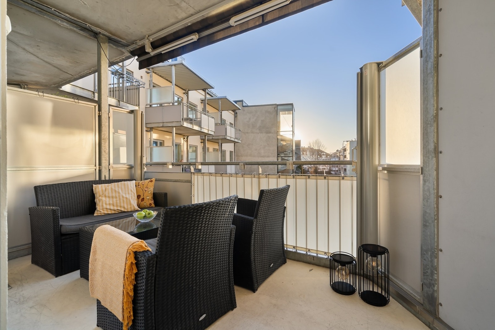 Balkongen er på 8 kvm og med både markise og to levegger kan du sitte skjermet til. Selger opplyser at det er sjelden det blir mye vind og trekk her. Galleribilde