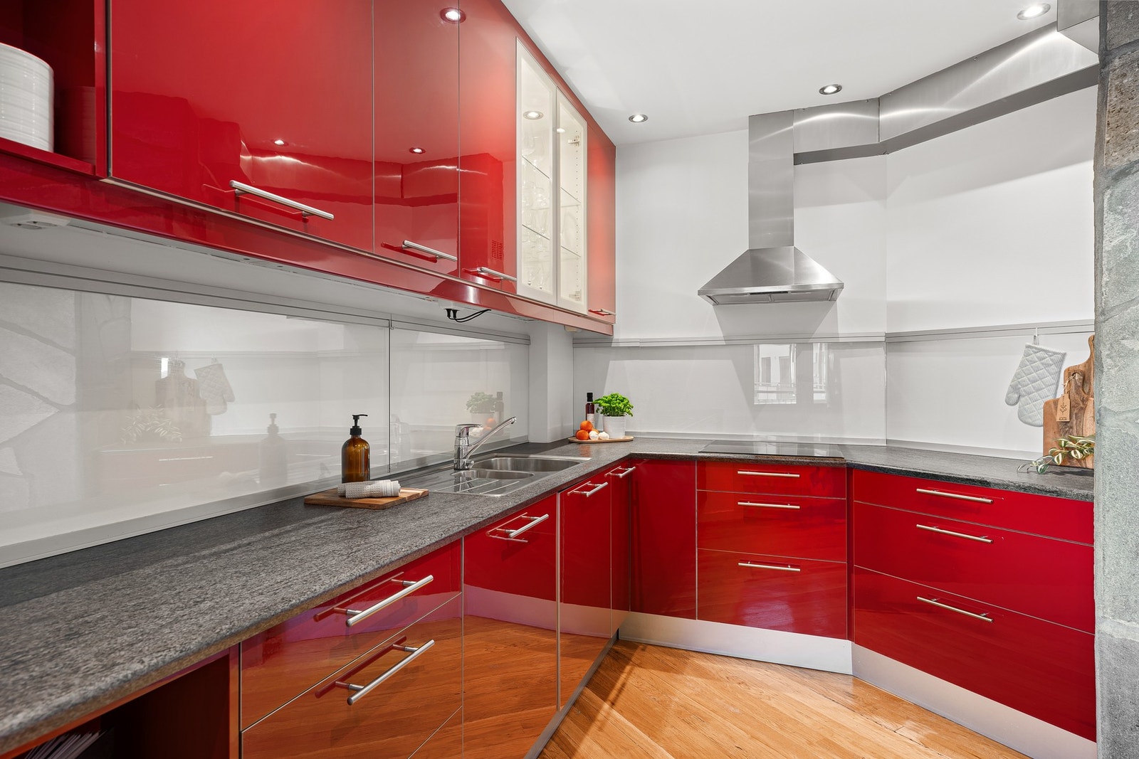 Integrerte hvitevarer fra Whirlpool følger handelen. Stekeovnen ble byttet i 2017.I 2024 ble det gjennomført rørfornying i hele borettslaget, også i rør som går fra hovedstamme til hver boligenhet. Galleribilde