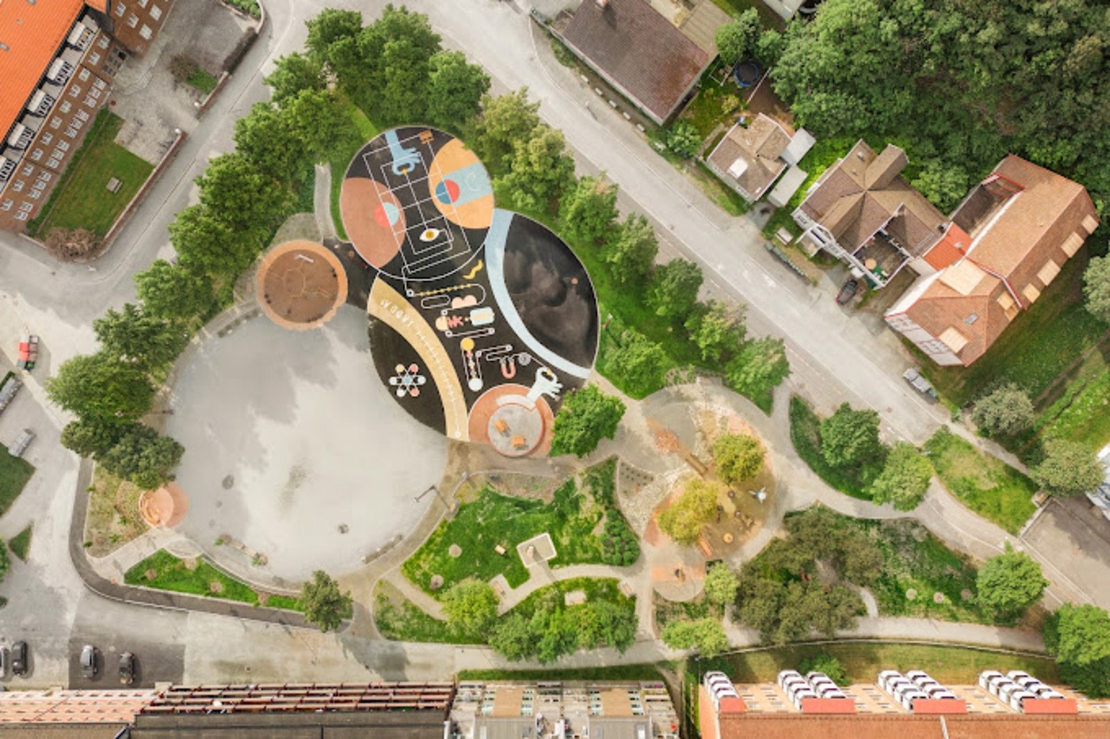 Den nye Buranbanen aktivitetspark ligger like ved borettslaget. Skøytebane på vinteren, fotball- og basketbane på sommeren, samt styrkeapparater osv. Galleribilde