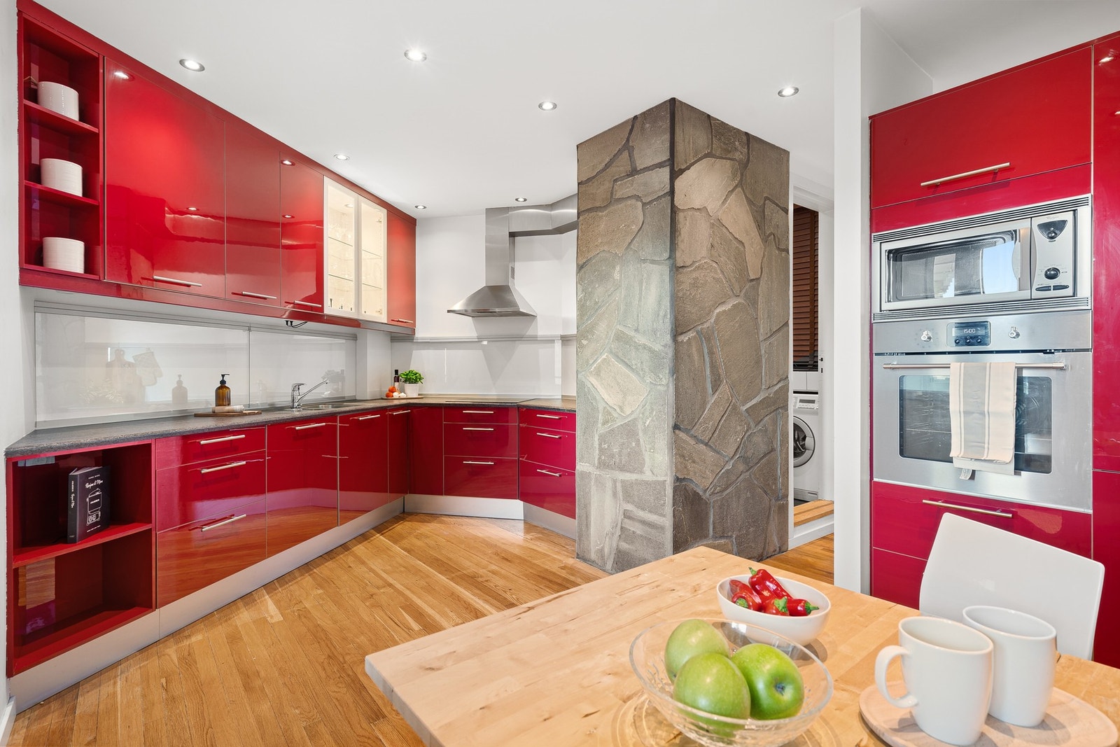 Stort kjøkken fra 2004/2005 med god skap- og benkeplass. Pipen er kledd med skifer fra Oppdal. Galleribilde