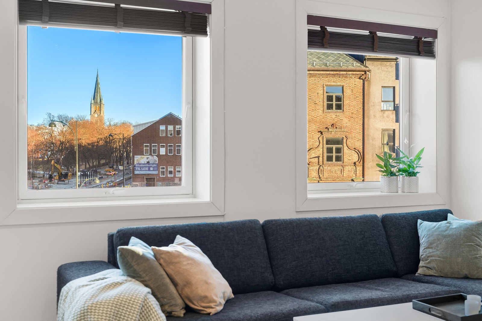 Alle vinduene ble byttet i 2015 og er ekstra støyisolerende med 3-lags glass. Mange vil sette pris på de dype vinduskarmene. Galleribilde