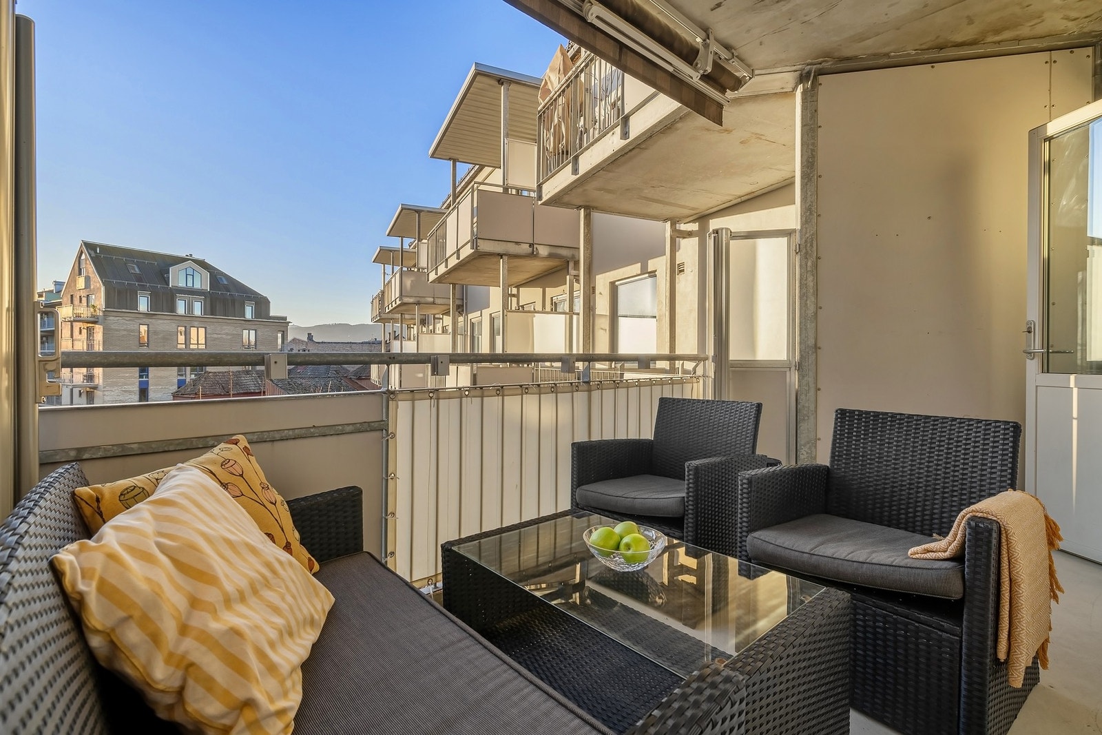 På sommerstid nyter du solen fra ca. kl. 13:30 til 19:30. Galleribilde