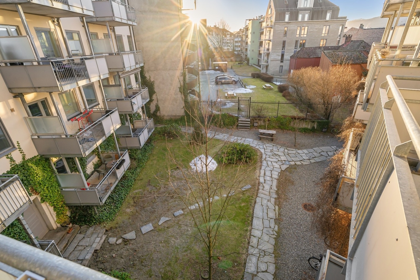 Pent opparbeidet bakgård og fellesarealer. Galleribilde