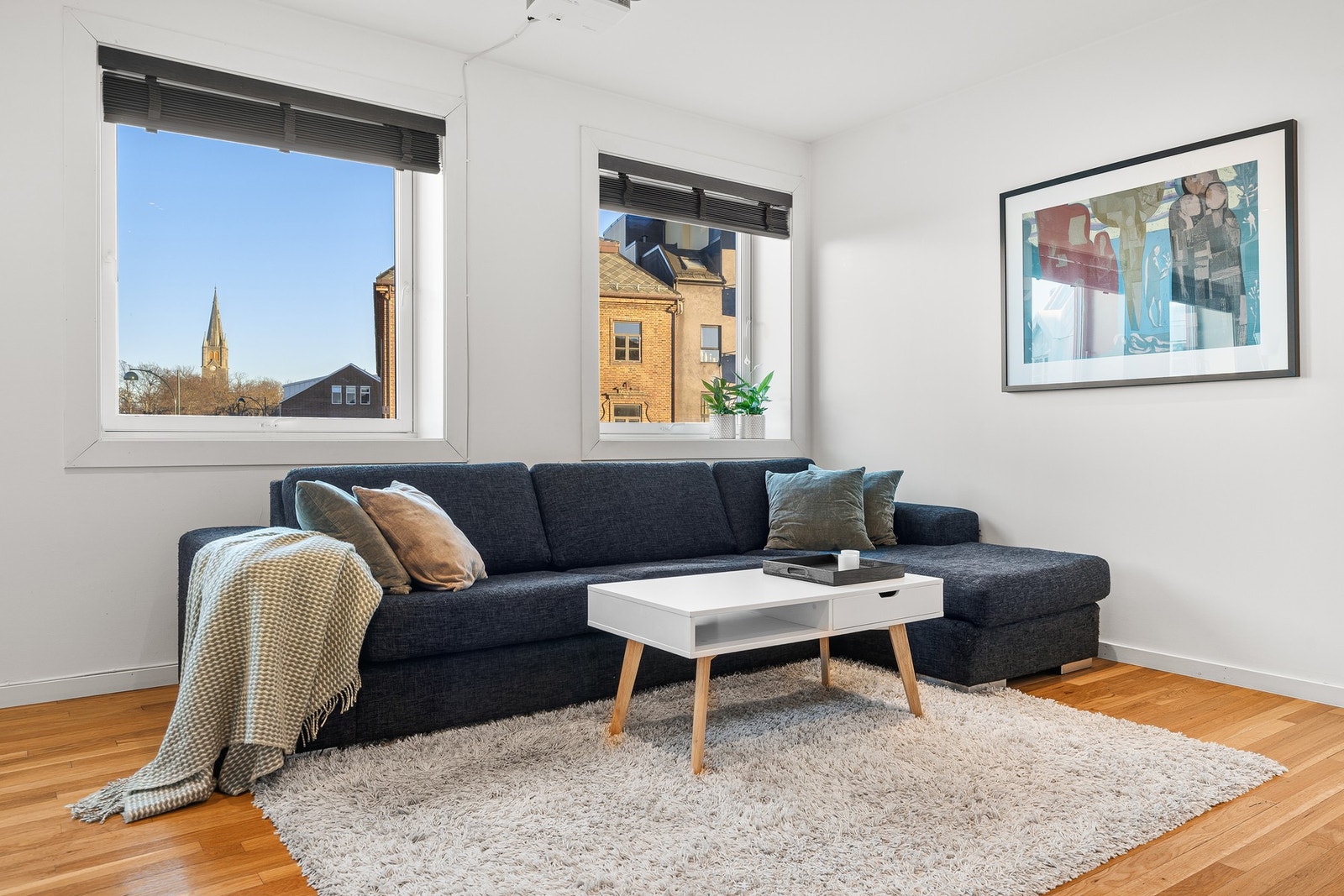 Med store vindusflater får du et godt lysinnslipp, og sammen
med beliggenhet i byggets tredje etasje bidrar dette til en lett og luftig atmosfære. Galleribilde