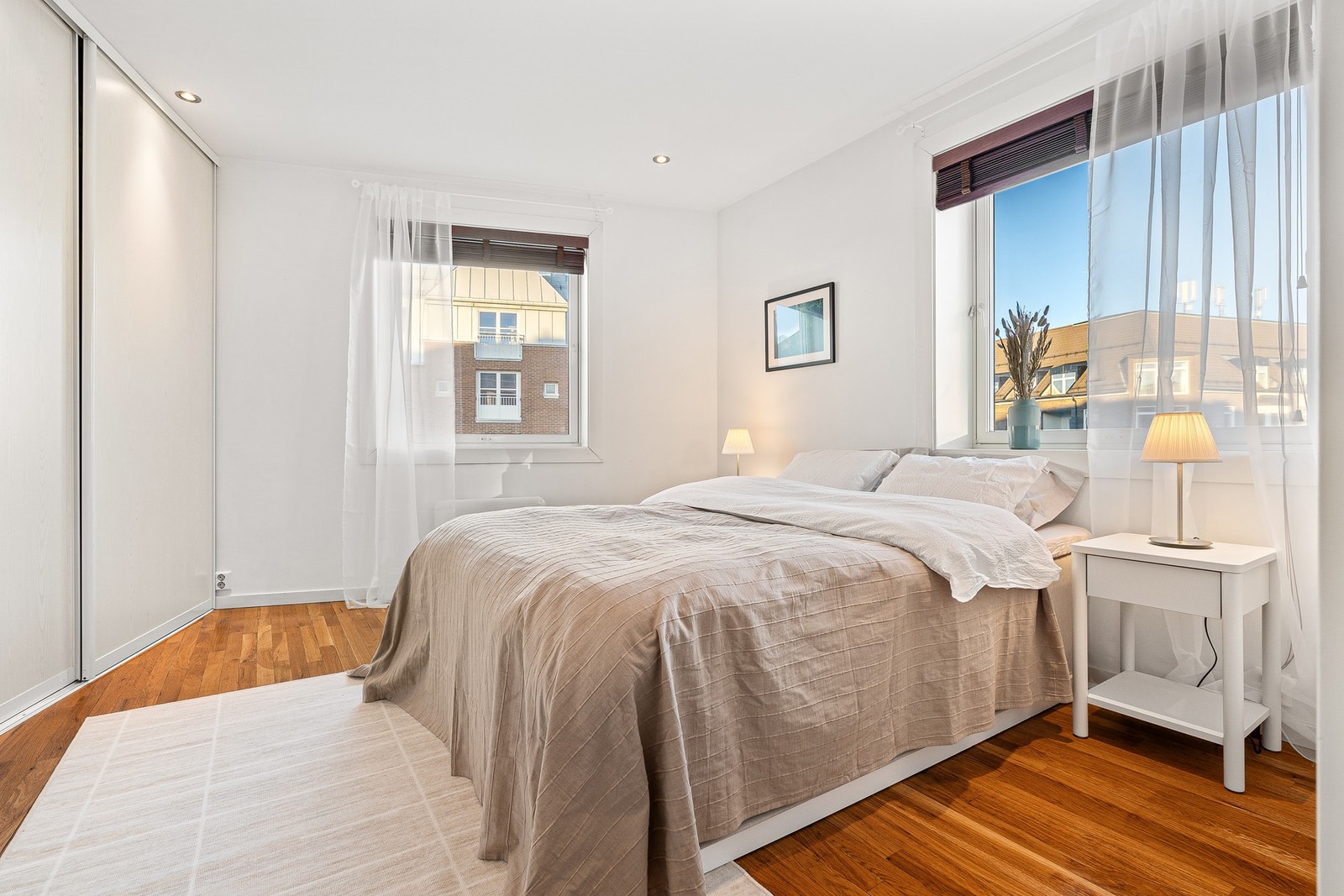 Fra stuen kommer du inn til hovedsoverommet som er på hele 15 kvm. Galleribilde